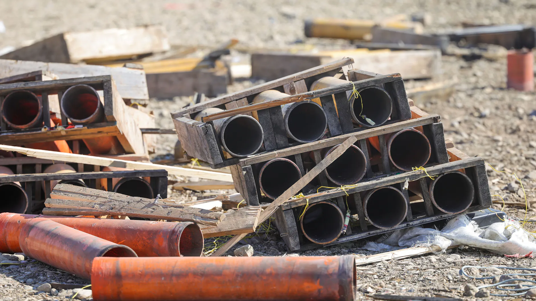 Nach der Explosion am Boden kippten auch die umstehenden Abschussrohre um, das Feuerwerk schoss daraufhin in alle Richtungen.