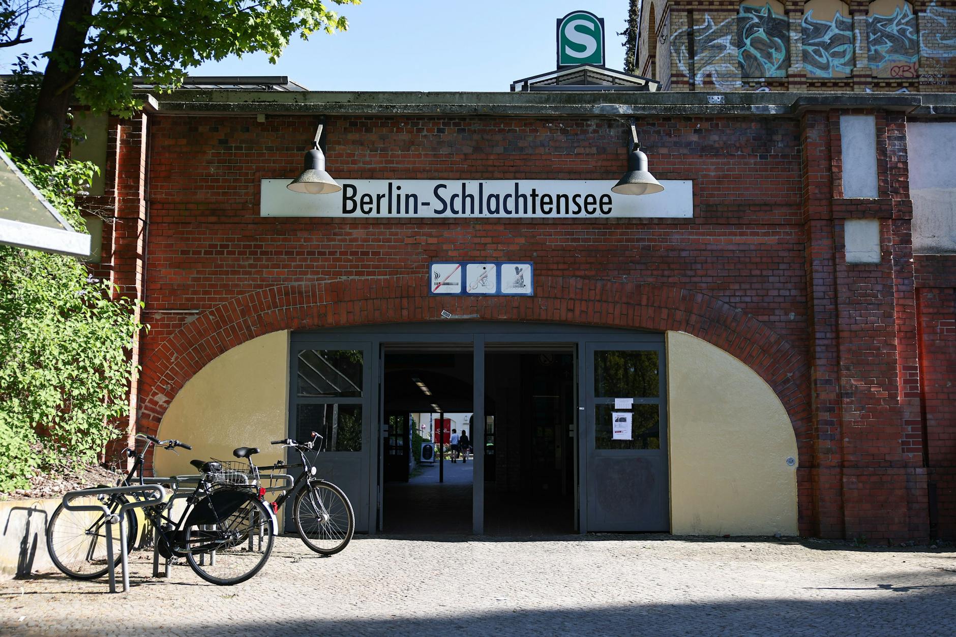 Erst im April kamen zwei junge Männer beim Surfen auf einer S-Bahn ums Leben. Sie prallten zwischen den Bahnhöfen Schlachtensee und Nikolassee gegen eine Signalbrücke.