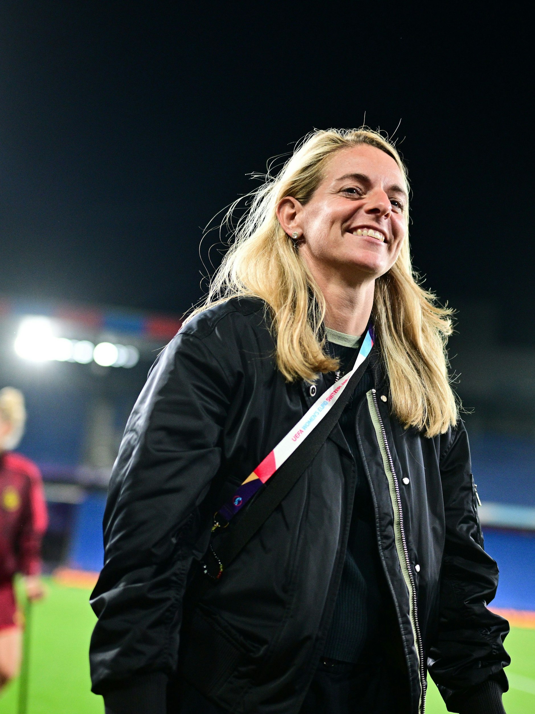 Nia Künzer, Sportdirektorin Frauenfußball des DFB, geht nach dem Sieg über Frankreich fröhlich vom Feld.