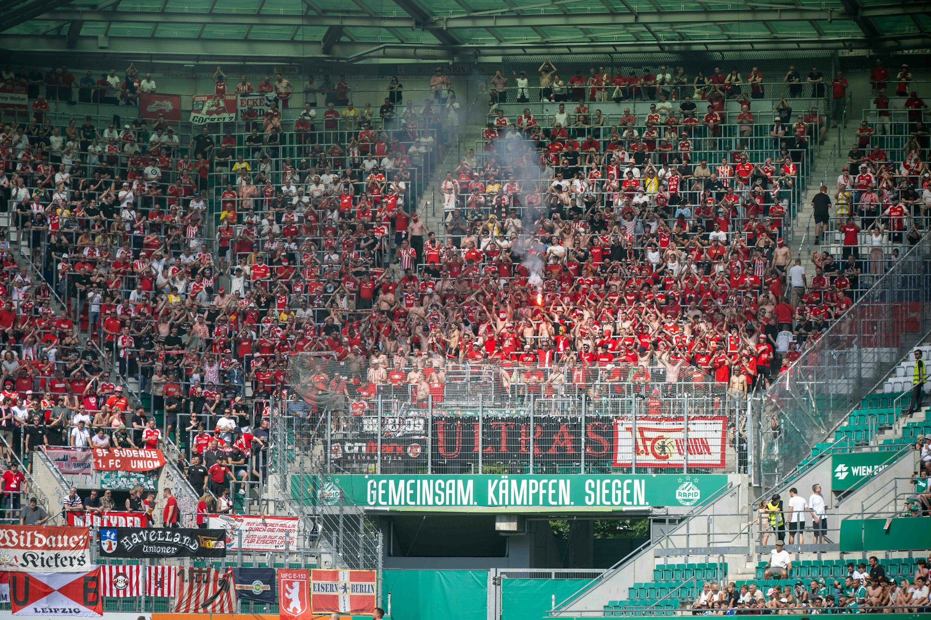 Sorgten in Wien für gute Stimmung: Die 1300 mitgereisten Fans des 1. FC Union.