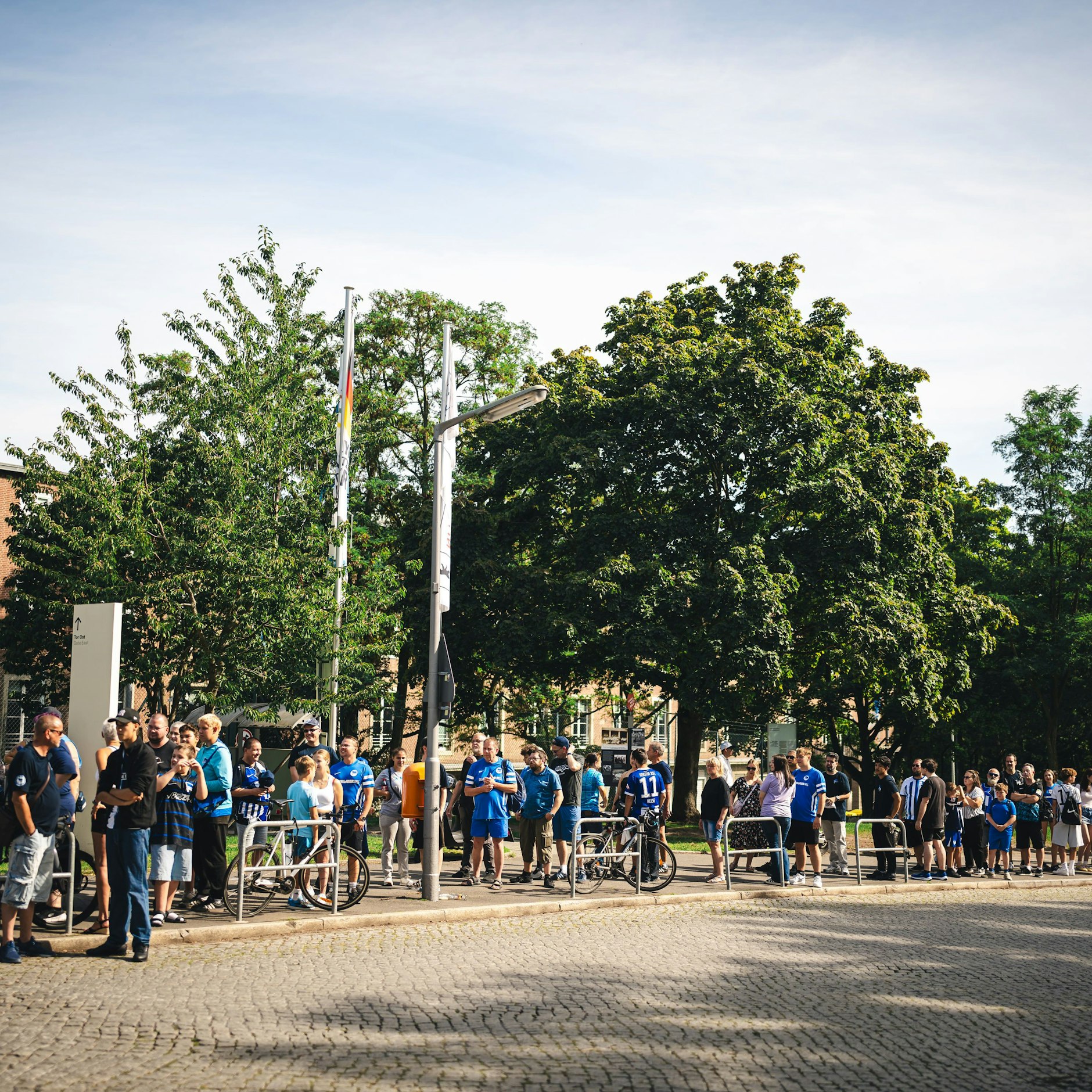 Schlange stehen für das Saisoneröffnungsfest: Herthas Fans warteten schon eine Stunde vor dem Start der Party.