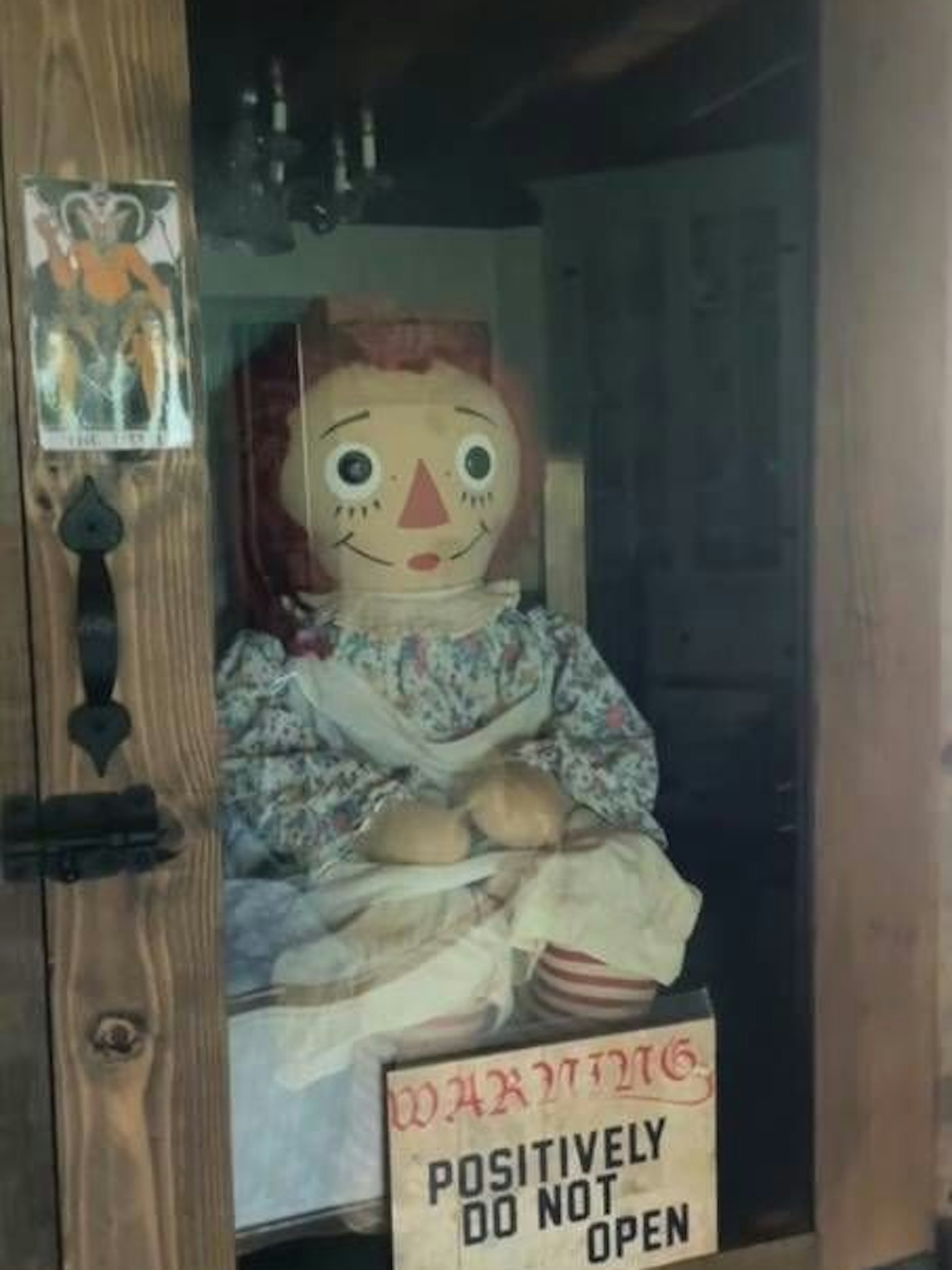 Die angeblich besessene Annabelle-Puppe befand sich im Fundus der Geisterforscher Ed und Lorraine Warren, eingesperrt in einem Glaskasten. 