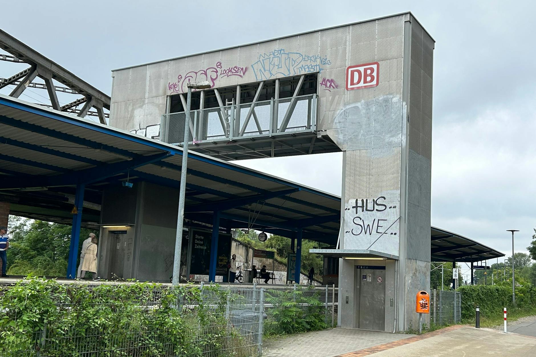 Der Aufzug am Betriebsbahnhof Rummelsburg ist eine architektonische Besonderheit. Eigentlich sollte der Peoplemover in jedem Reiseführer stehen.