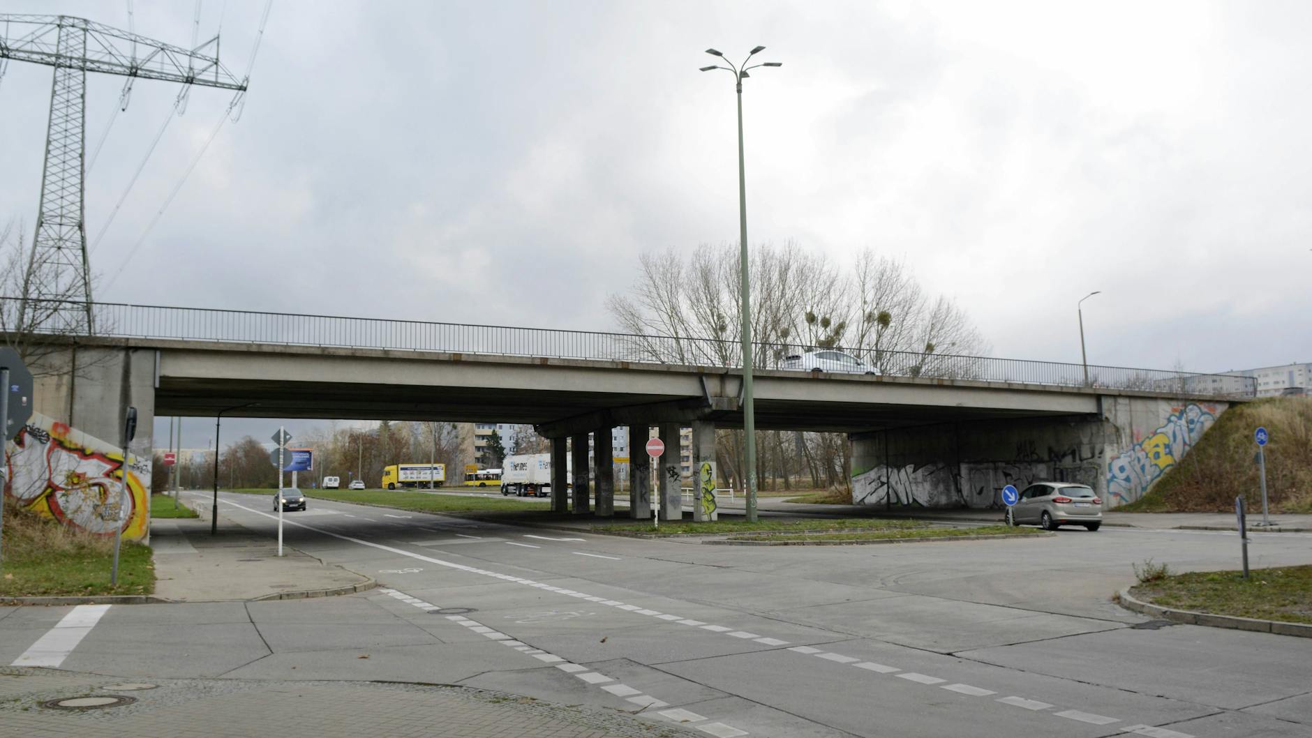 Auch rund um Wuhletalstraße und Wuhletalbrücke in Marzahn gibt es am Montag neue Einschränkungen.