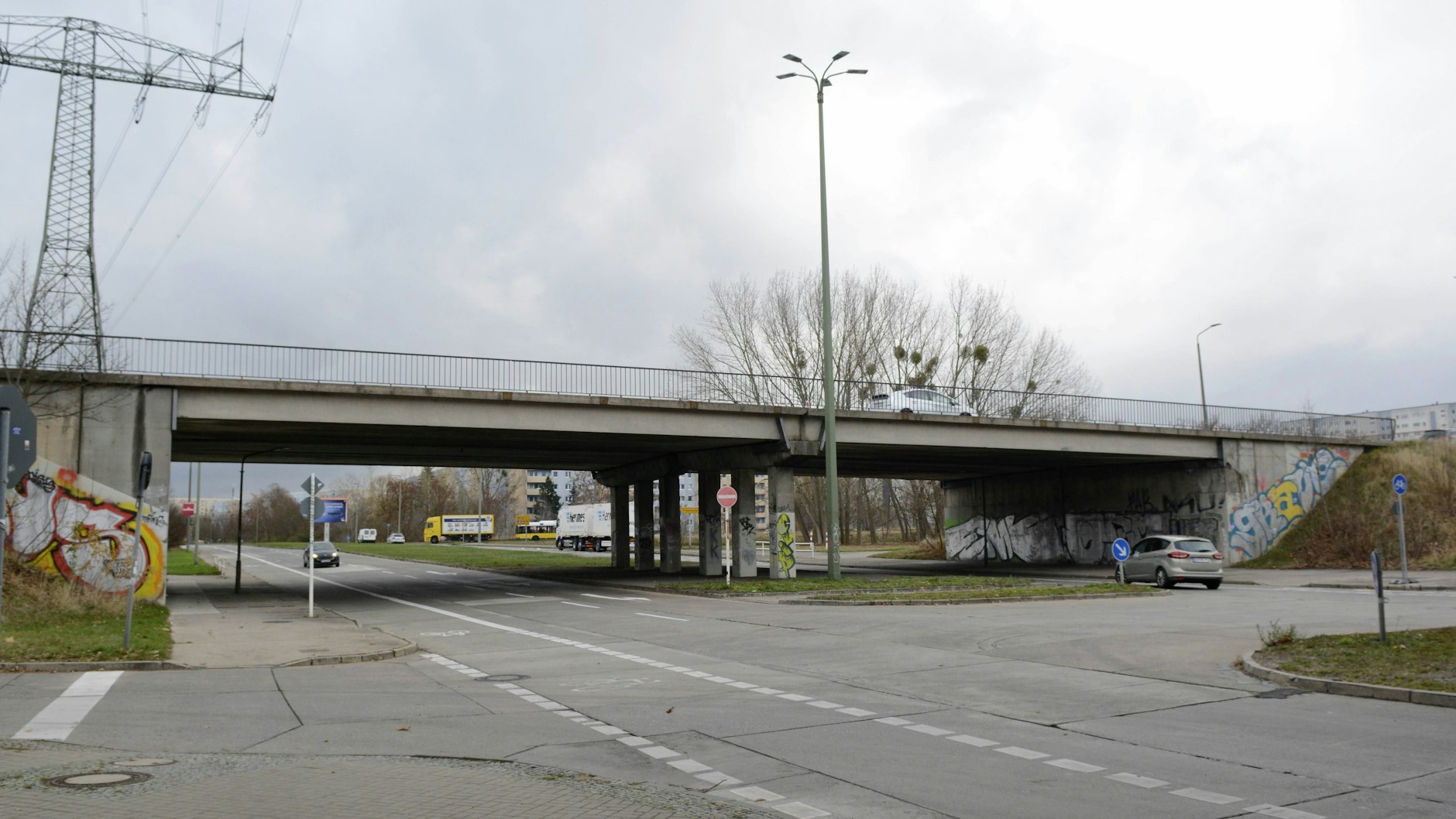 Auch rund um Wuhletalstraße und Wuhletalbrücke in Marzahn gibt es am Montag neue Einschränkungen.