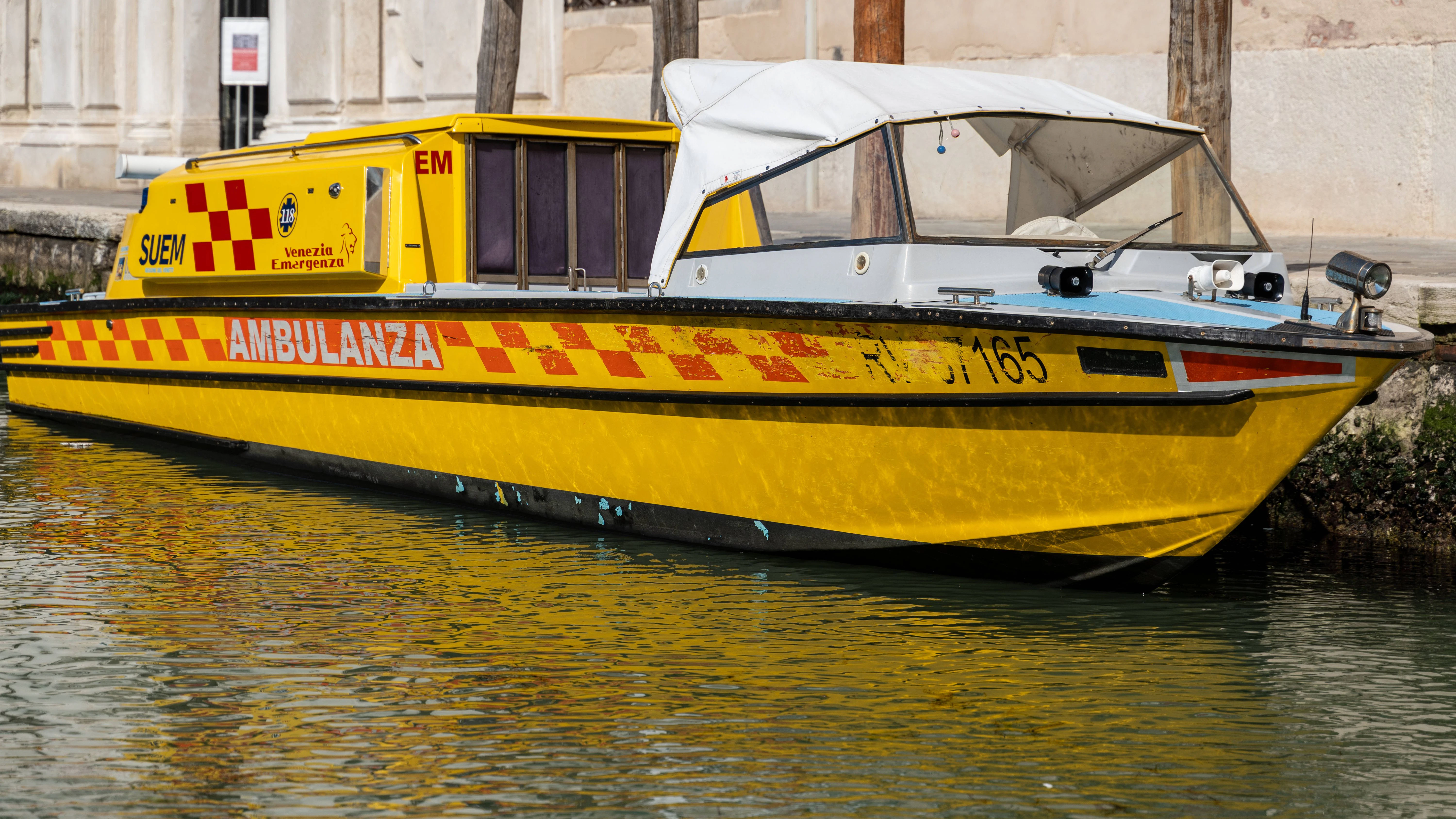 In Venedig kommt auch die Ambulanz per Boot: Vor 12 Jahren aber kam die Hilfe zu spät, ein Familienvater verunglückte bei einem Bootscrash tödlich. 