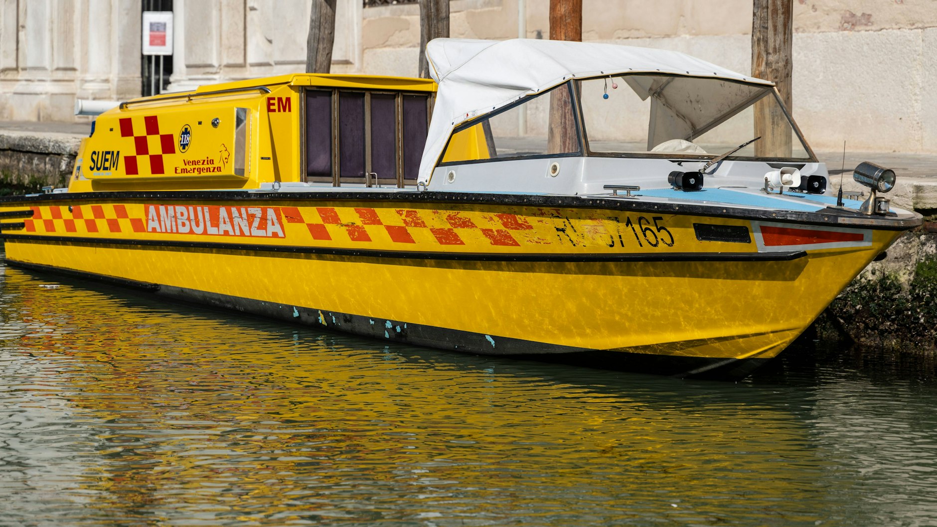 In Venedig kommt auch die Ambulanz per Boot: Vor 12 Jahren aber kam die Hilfe zu spät, ein Familienvater verunglückte bei einem Bootscrash tödlich. 
