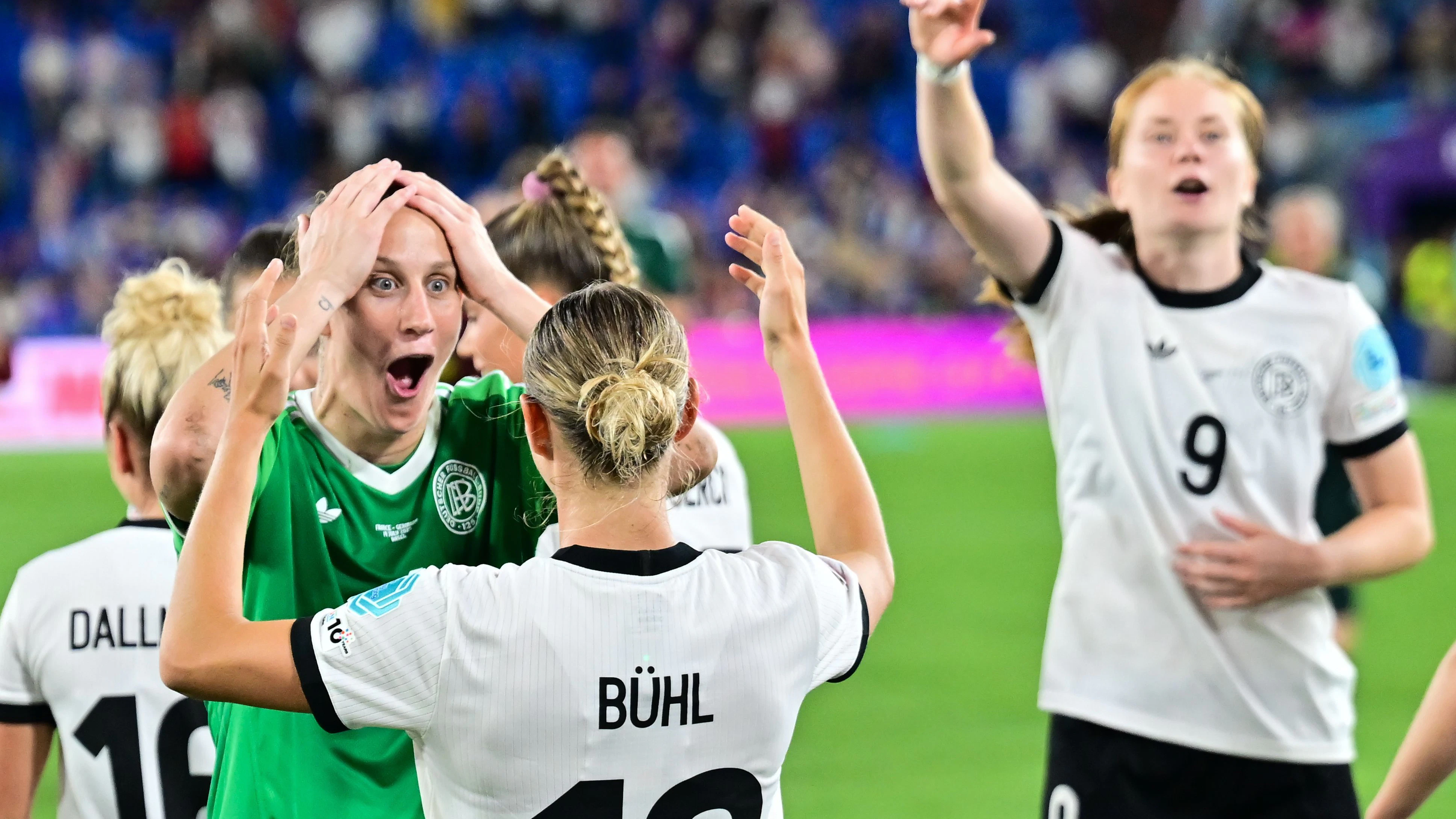 Sie haben es geschafft: Nach dem letzten Elfmeter jubeln Torhüterin Ann-Katrin Berger (l-r), Klara Bühl und Sjoeke Nüsken über den Einzug ins EM-Halbfinale.