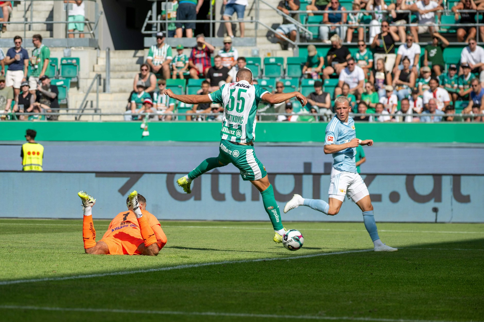 Tim Skarke reagierte nach dem Fehler des Torhüters von Rapid Wien blitzschnell und trifft zum 1:0 für den 1. FC Union