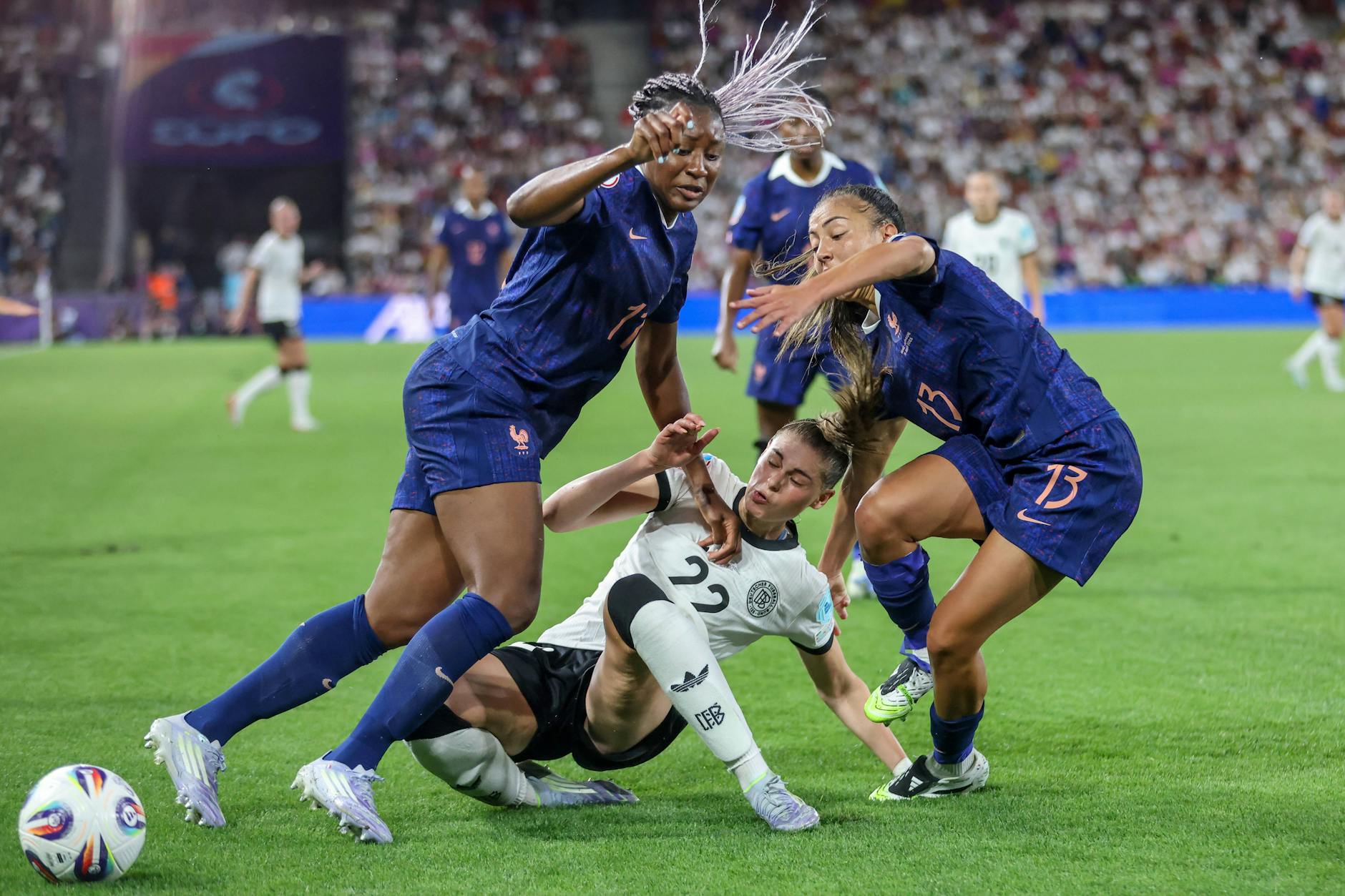 Eine gegen alle: Die DFB-Frauen warfen gegen Frankreich alles rein und kämpften sich in Unterzahl ins EM-Halbfinale.