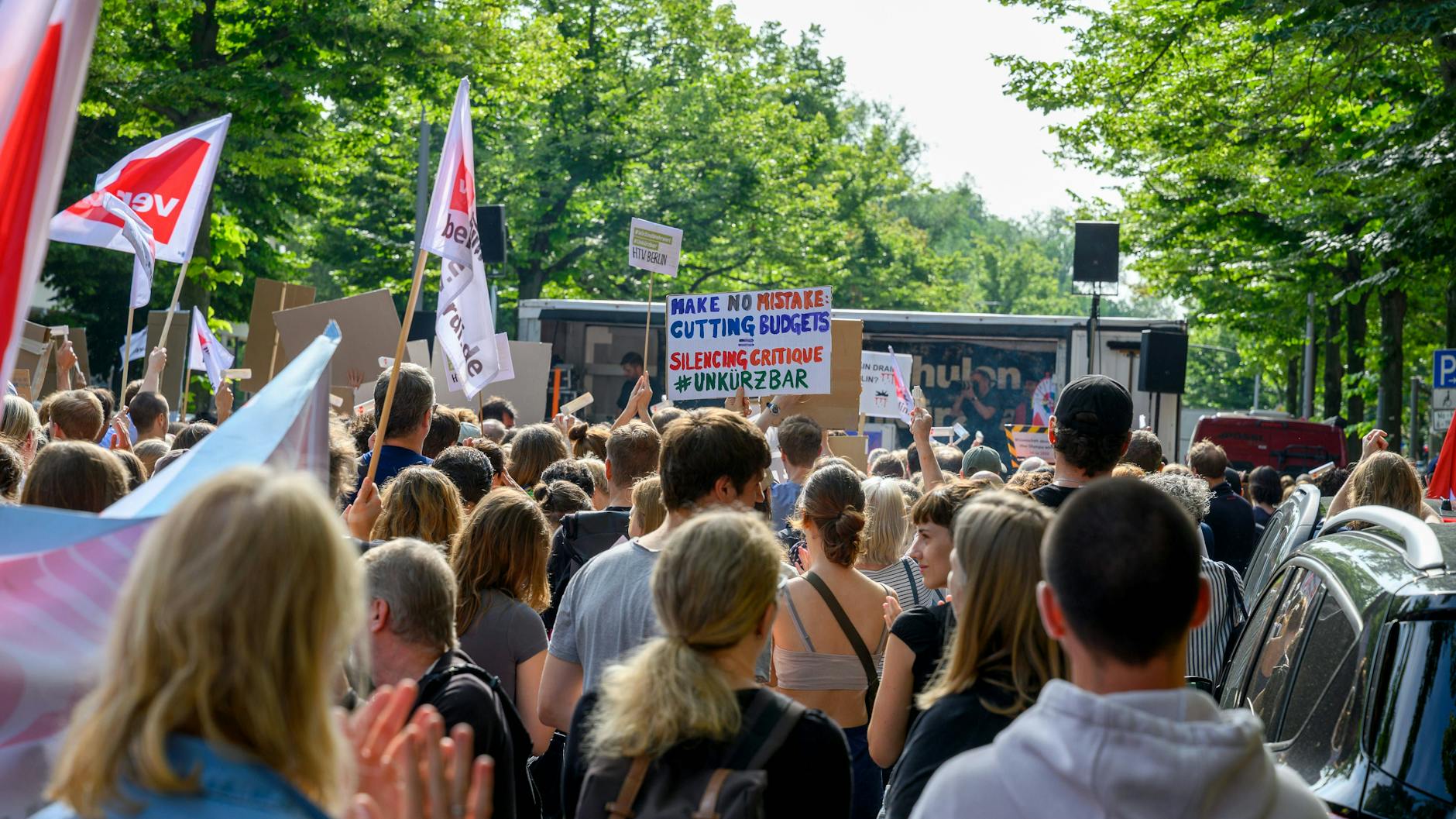 Schon vor einer Woche gab es große Proteste gegen die geplanten Kürzungen des Berliner Senats. Nun setzen sich dafür wieder viele Menschen aufs Rad, radeln von Köpenick nach Treptow.