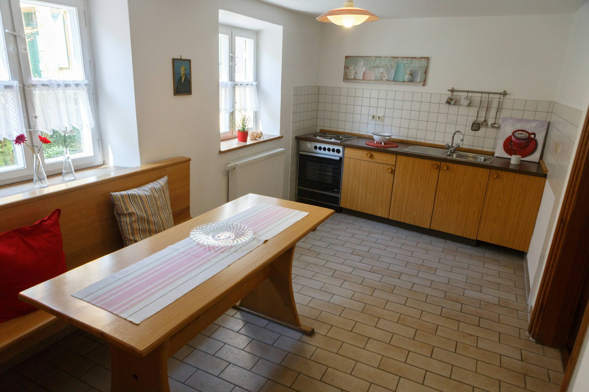 Klein und spartanisch: Die Küche in einer der Wohnungen in der Fuggerei. Das Wohnen kostet hier pro Jahr 88 Cent.