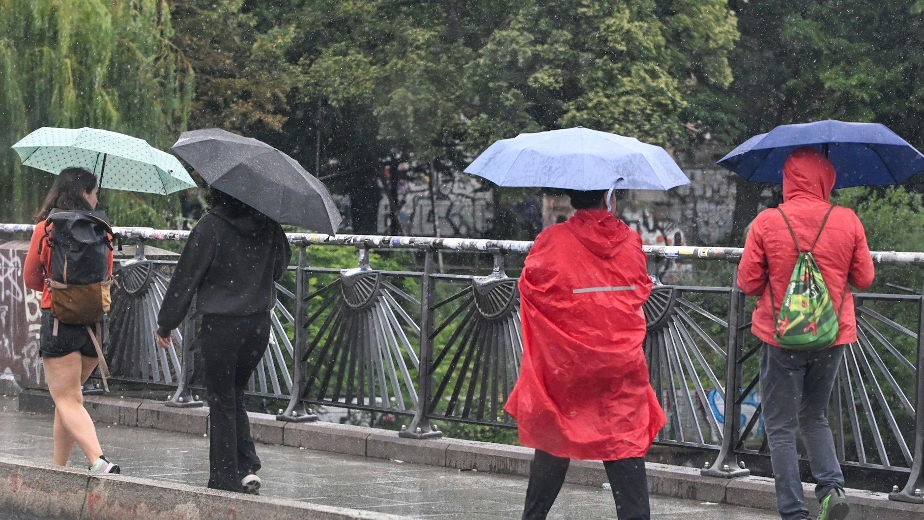 Statt sommerlicher Hitze bekamen es die Berlinerinnen und Berliner in diesem Sommer schon mit heftigen Regenfällen zu tun. Und die eigentlich warme Jahreszeit ist noch nicht vorbei.