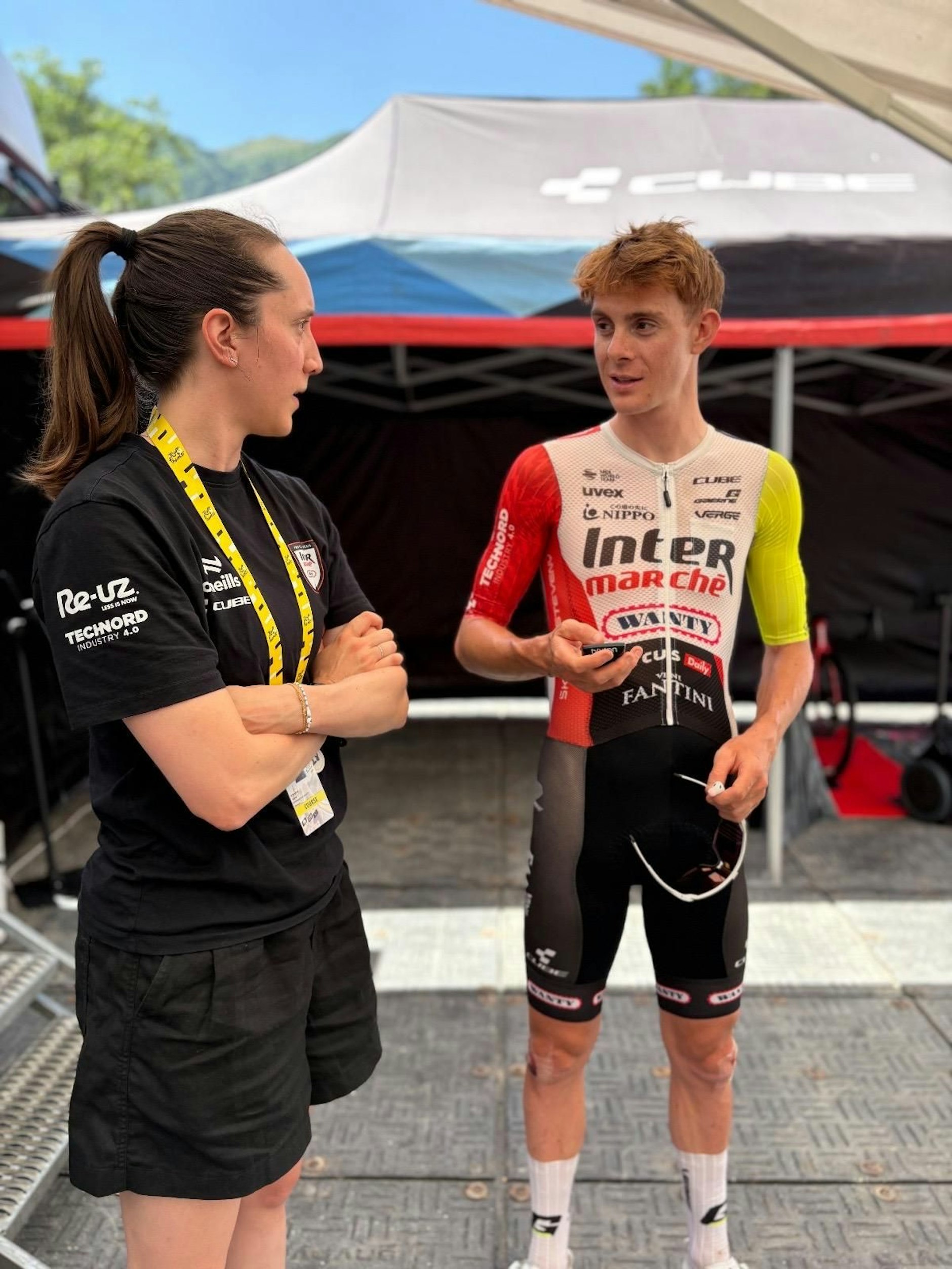 Ernährungswissenschaftlerin Astrid Roekens im Gespräch mit Teamfahrer Louis Barré.