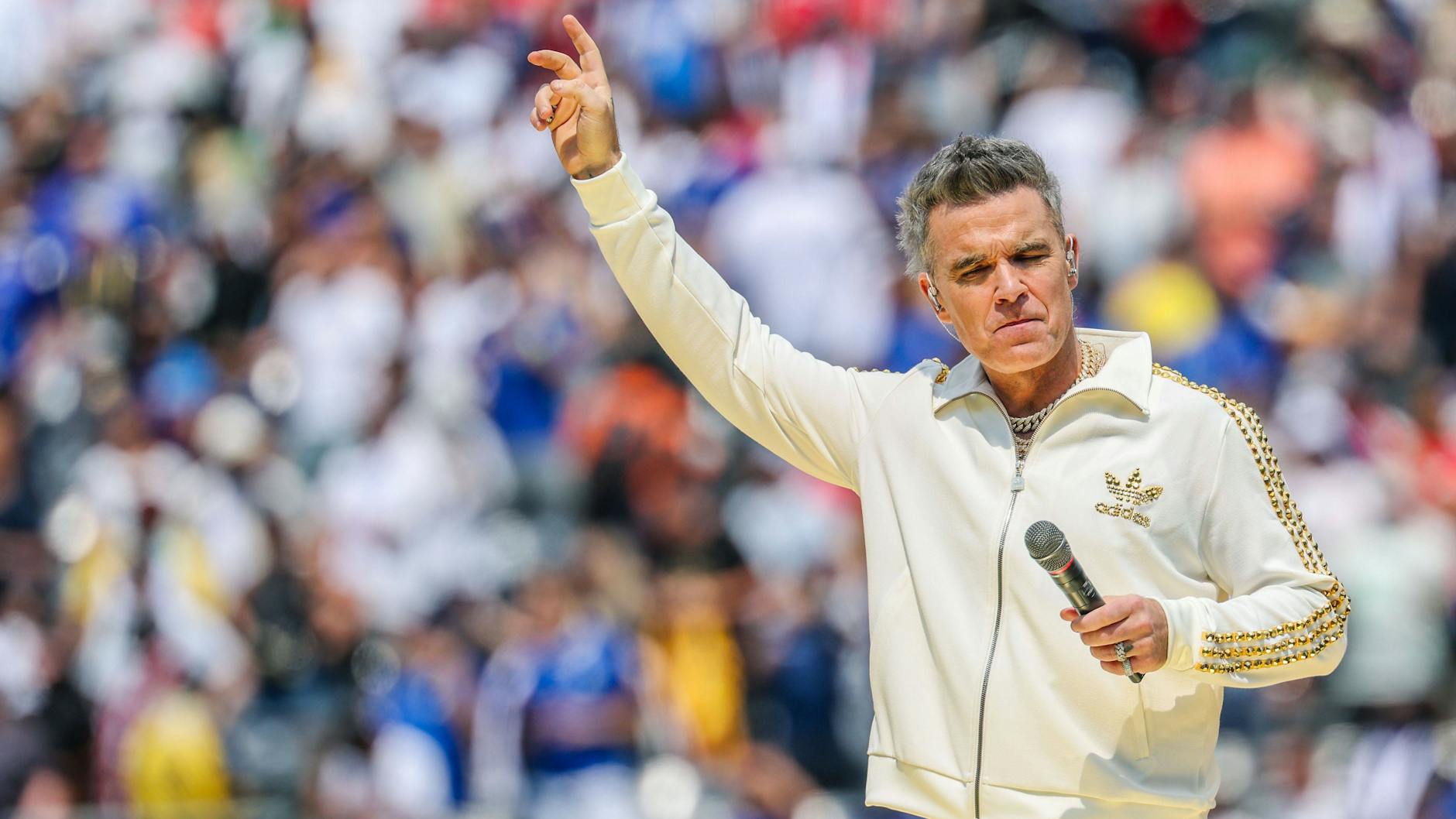 Robbie Williams kann am Montag wegen einer Unwetterwarnung nicht in Berlin auftreten. Das Konzert wurde auf Mittwoch verschoben.