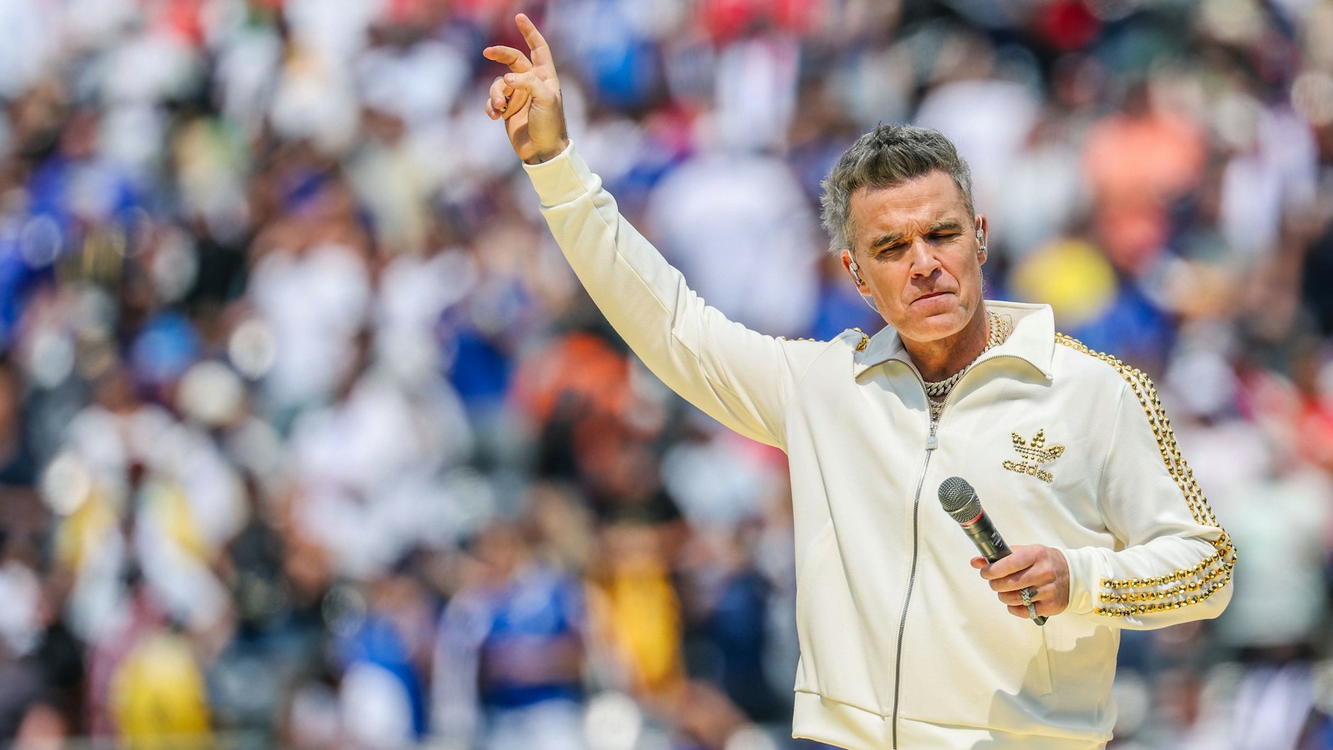Robbie Williams kann am Montag wegen einer Unwetterwarnung nicht in Berlin auftreten. Das Konzert wurde auf Mittwoch verschoben.