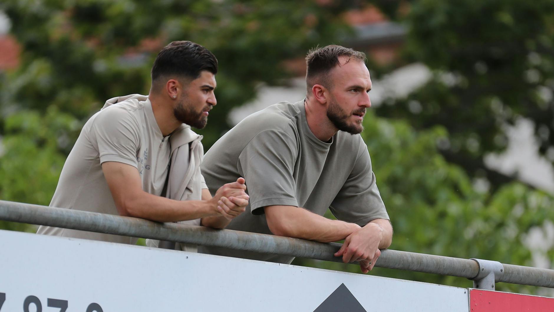 Enrique Pereira da Silva (l.) und Tobias Gunte verfolgen den Test ihres BFC Dynamo bei Lichtenberg 47 nur als Zuschauer.