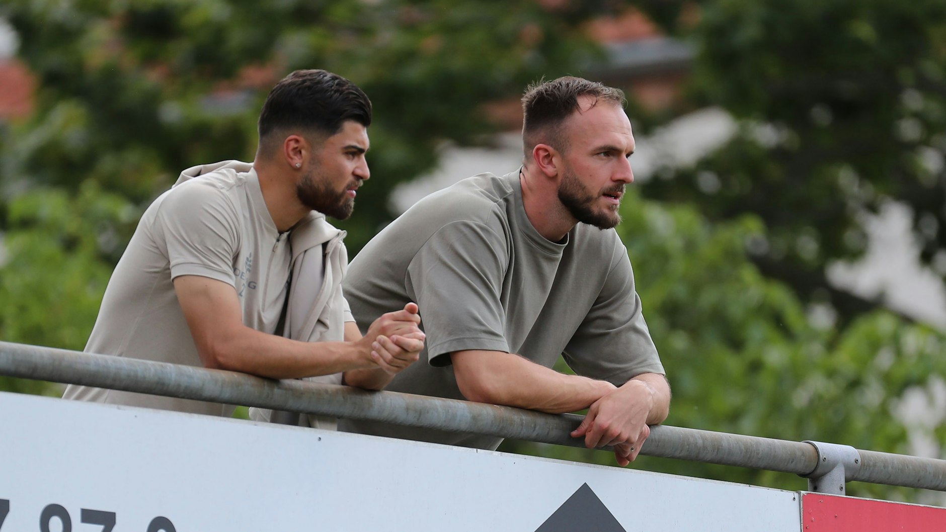 Enrique Pereira da Silva (l.) und Tobias Gunte verfolgen den Test ihres BFC Dynamo bei Lichtenberg 47 nur als Zuschauer.