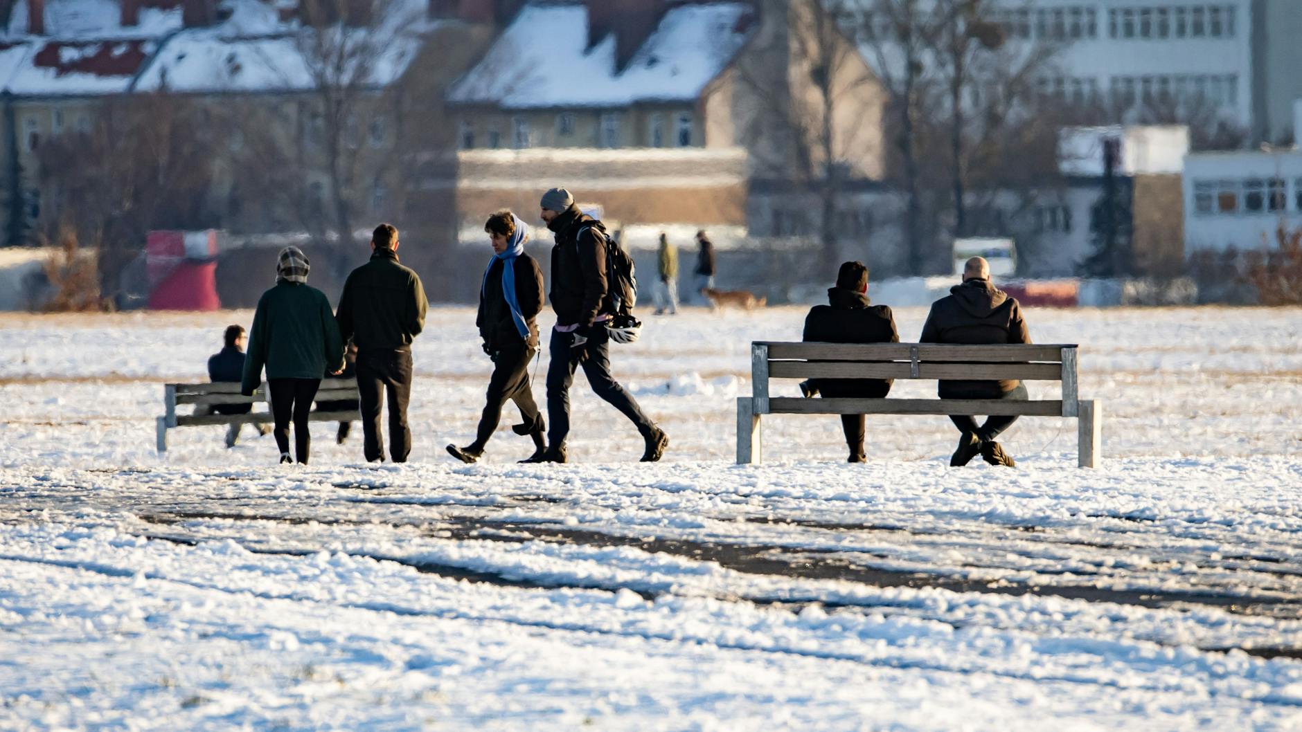 Menschen an einem sonnigen Wintertag im Tempelhofer Feld in Berlin am 16. Februar 2025.