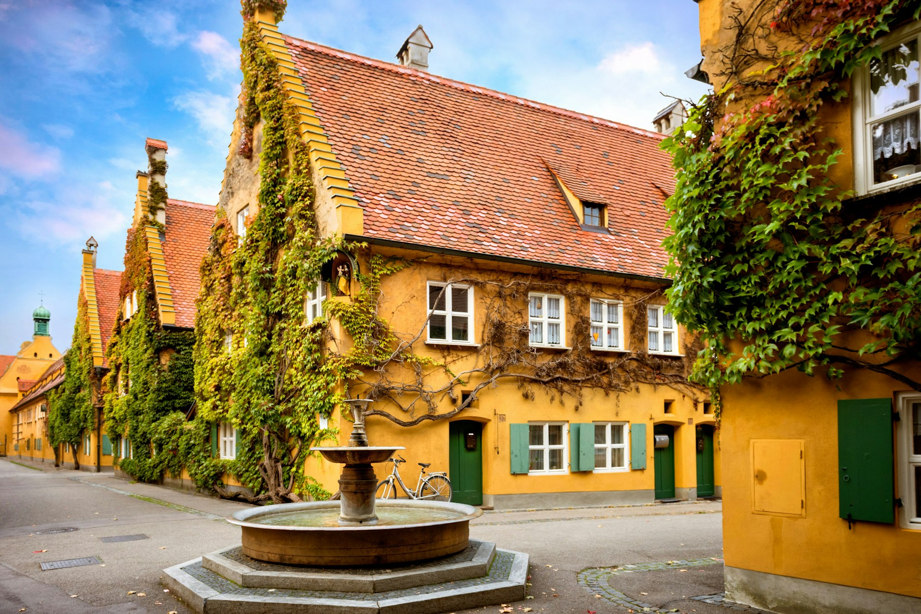 Die idyllische Fuggerei in Augsburg ist auch touristisch erschlossen, kann besichtigt werden.