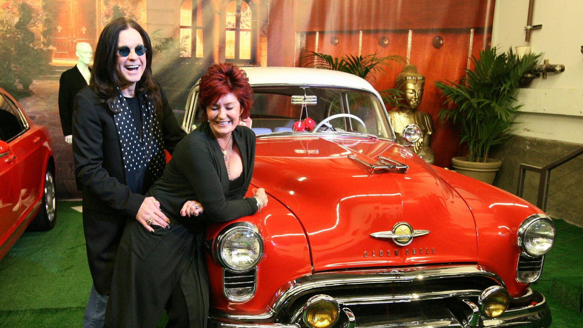 Ozzy und Sharon Osbourne 2007 bei der Pressevorschau für den Verkauf von Immobilien aus dem Besitz der Osbournes.