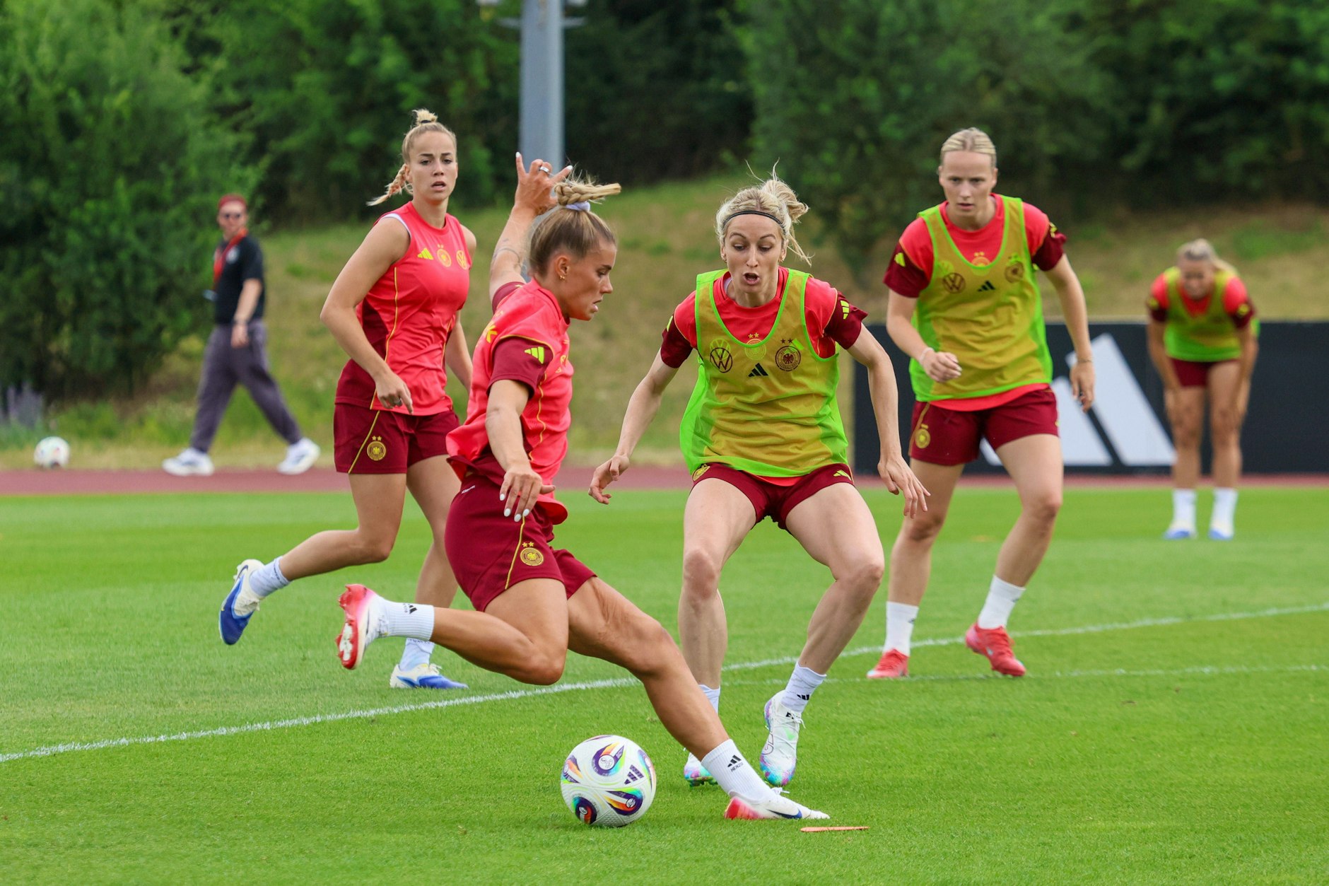 Zuletzt bereiten sich in Herzogenaurach neben den Profis des Hamburger SV, die ebenfalls von Adidas ausgerüstet werden, auch die DFB-Frauen auf die EM in der Schweiz vor. 