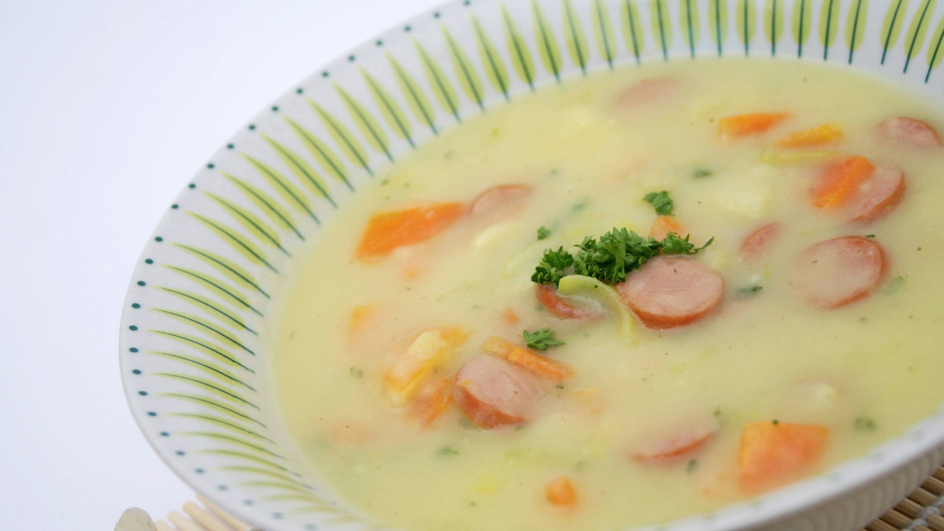 Dieses Rezept für Kartoffelsuppe mit Würstchen müssen Sie probieren.