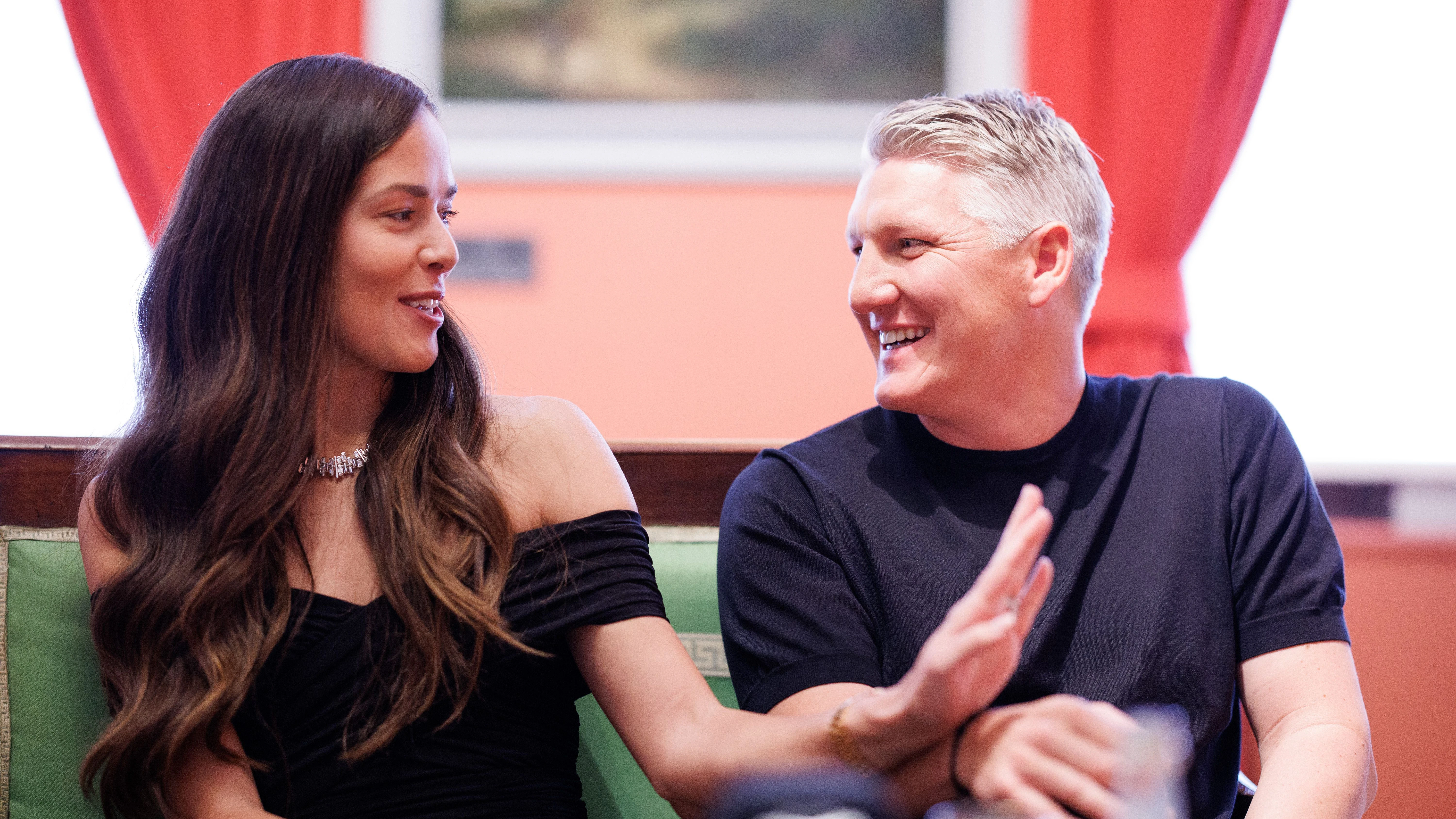 Ein Foto aus glücklichen Tagen: Bastian Schweinsteiger und Ana Ivanovic haben Spaß bei einem Interview.