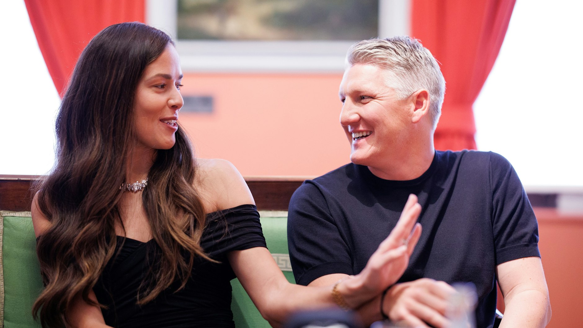 Ein Foto aus glücklichen Tagen: Bastian Schweinsteiger und Ana Ivanovic haben Spaß bei einem Interview.