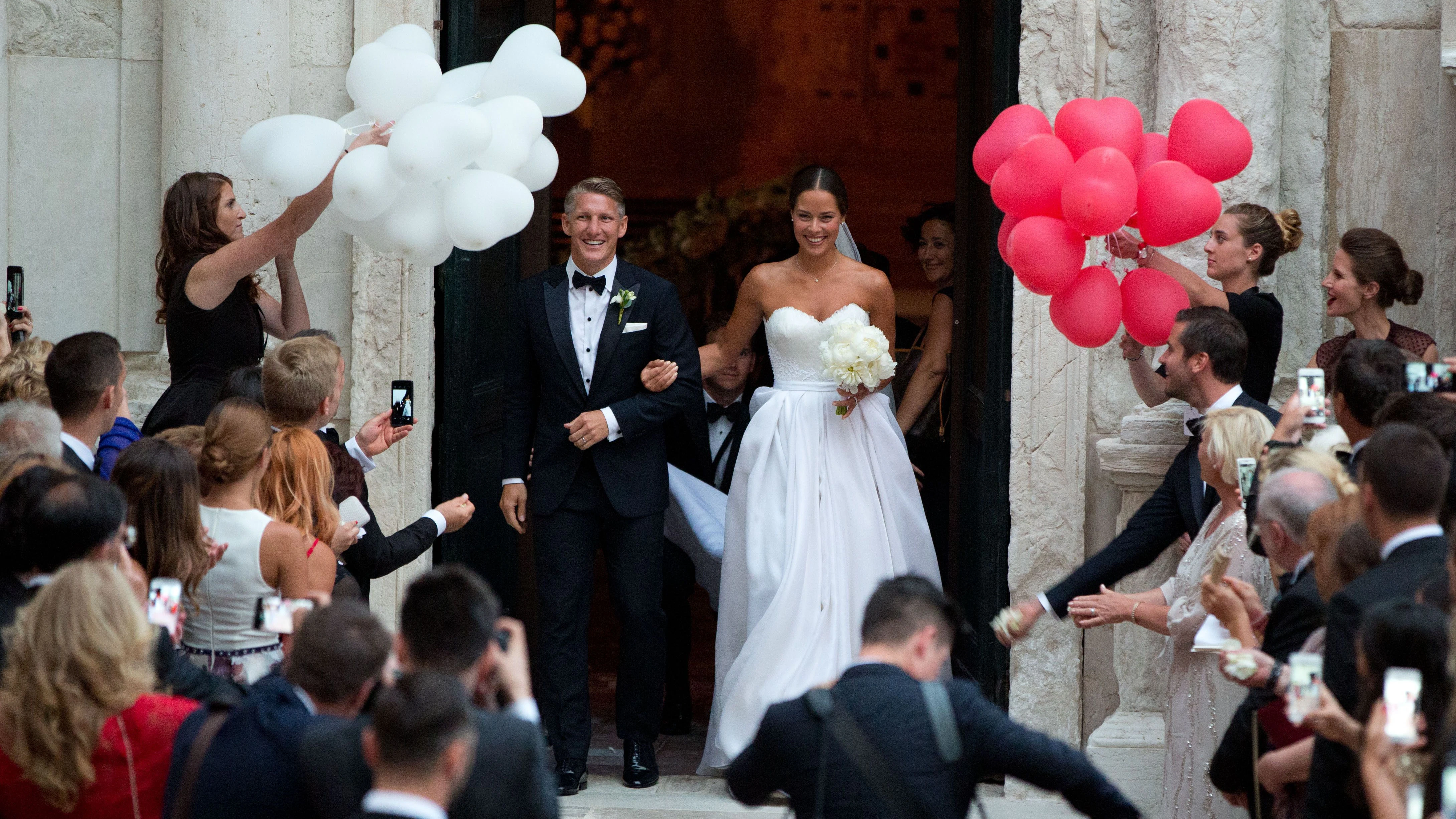 Bastian Schweinsteiger und Ana Ivanovic verlassen nach ihrer kirchlichen Hochzeit am 13. Juli 2017 in Venedig die Kirche.