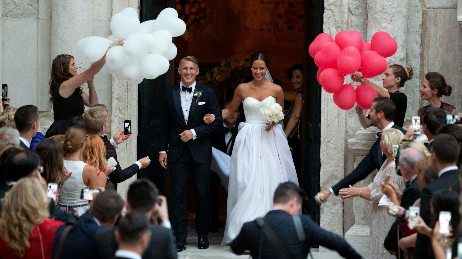 Bastian Schweinsteiger und Ana Ivanovic verlassen nach ihrer kirchlichen Hochzeit am 13. Juli 2017 in Venedig die Kirche.