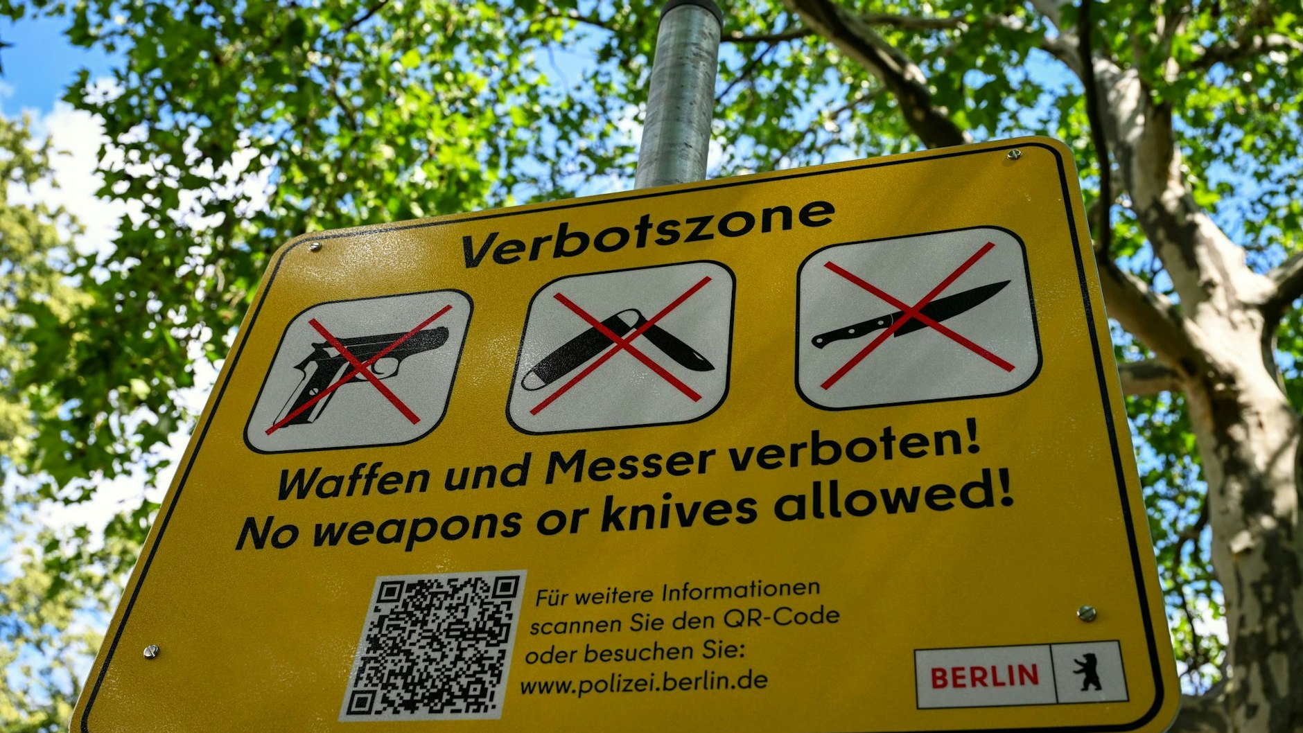 Ein Schild mit der Aufschrift «Verbotszone Waffen und Messer verboten! No weapons or knives allowed!» wurde am Ende der Ratiborstraße kurz vor einem der Eingänge zum Görlitzer Park angebracht. 