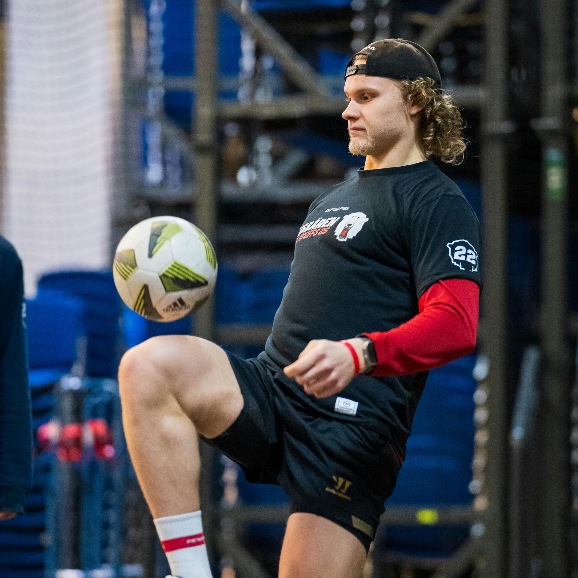 Blonde Mähne, viel Körper und Fußball kann er auch: Eisbär Korbinian Geibel.