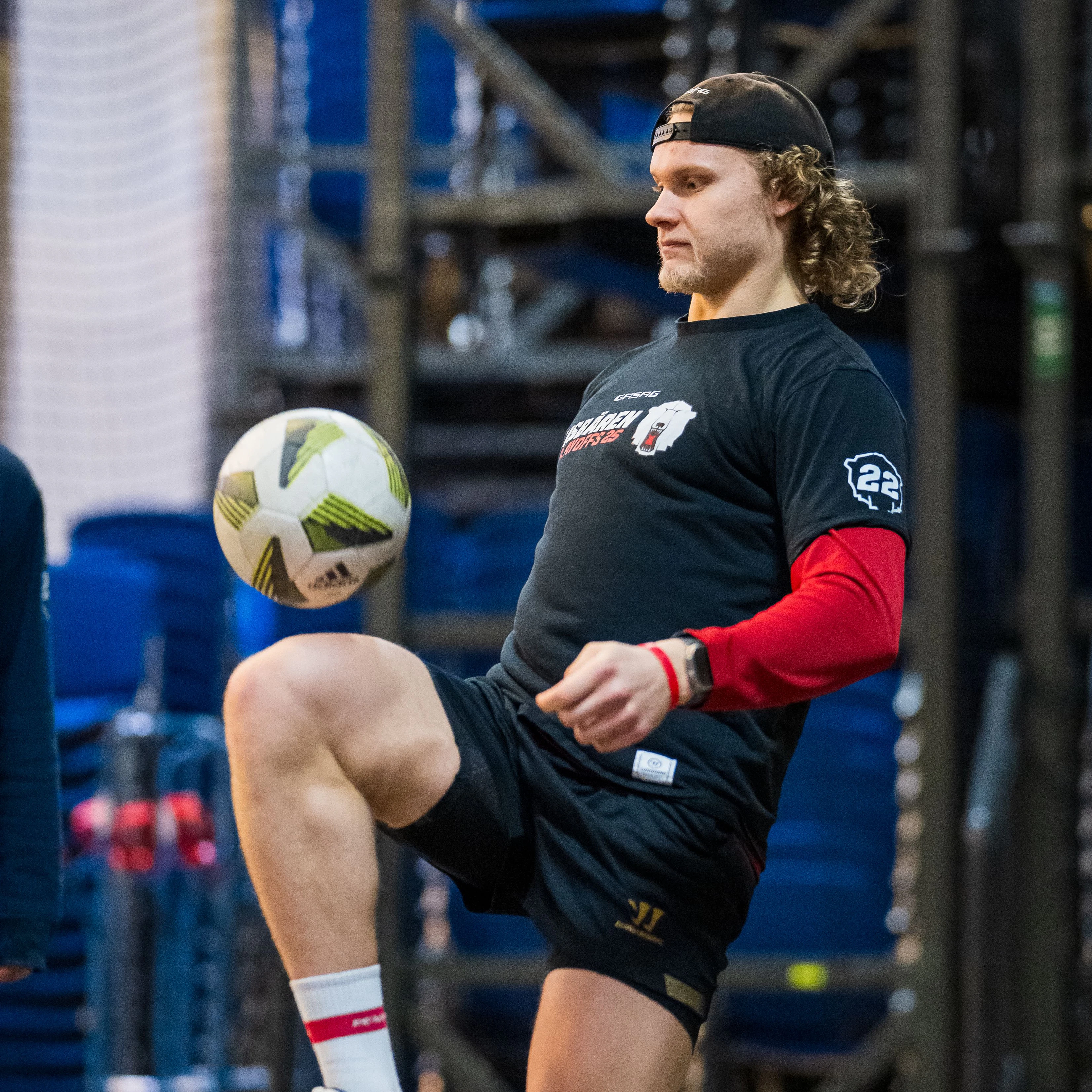 Blonde Mähne, viel Körper und Fußball kann er auch: Eisbär Korbinian Geibel.