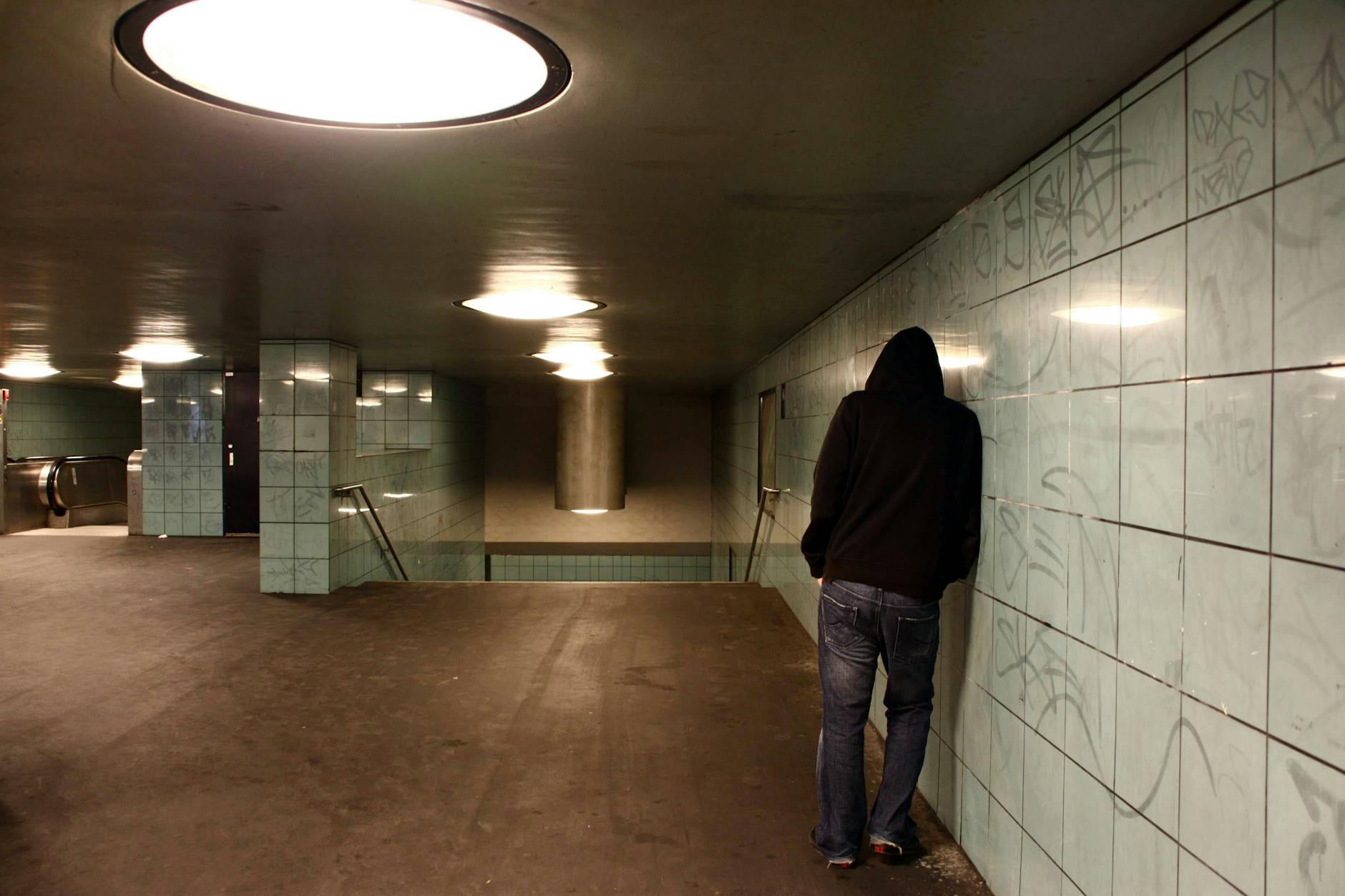 Ein Süchtiger wartet am U-Bahnhof Hermannstraße in Berlin auf seinen Dealer.