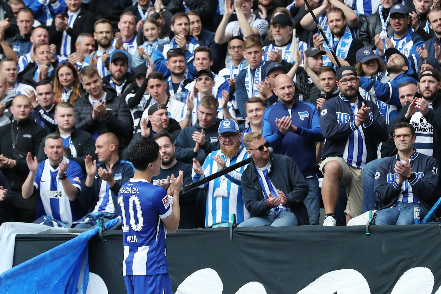 Ibrahim Maza (19) wurde von den Fans nach seinem letzten Spiel für Hertha BSC und vor seinem Wechsel zu Bayer Leverkusen emotional verabschiedet. 