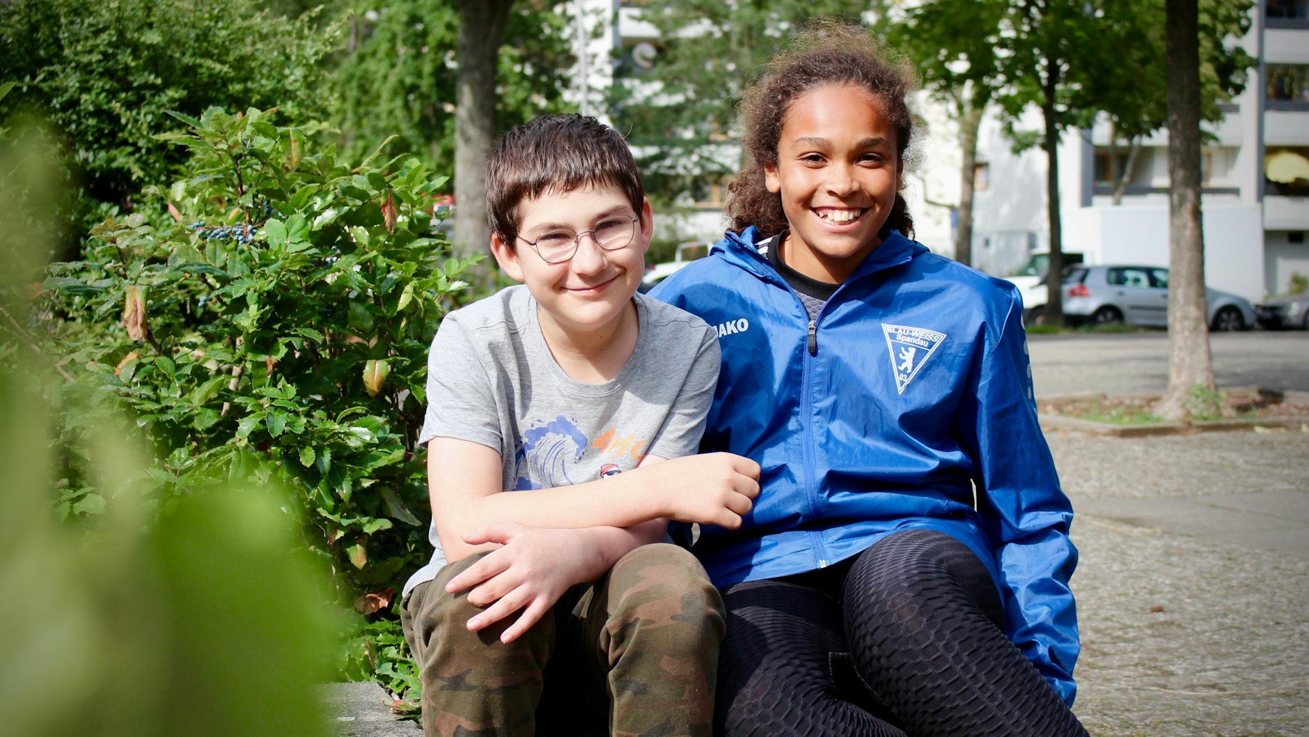 Maximillian (12) wurde im Mai bei dem Messerangriff an einer Spandauer Grundschule verletzt. Lilly Uzomah (11) rette ihm das Leben. Sie war als Erste bei Max, hielt ihm die Wunde zu, und blieb, bis der Rettungsdienst kam.