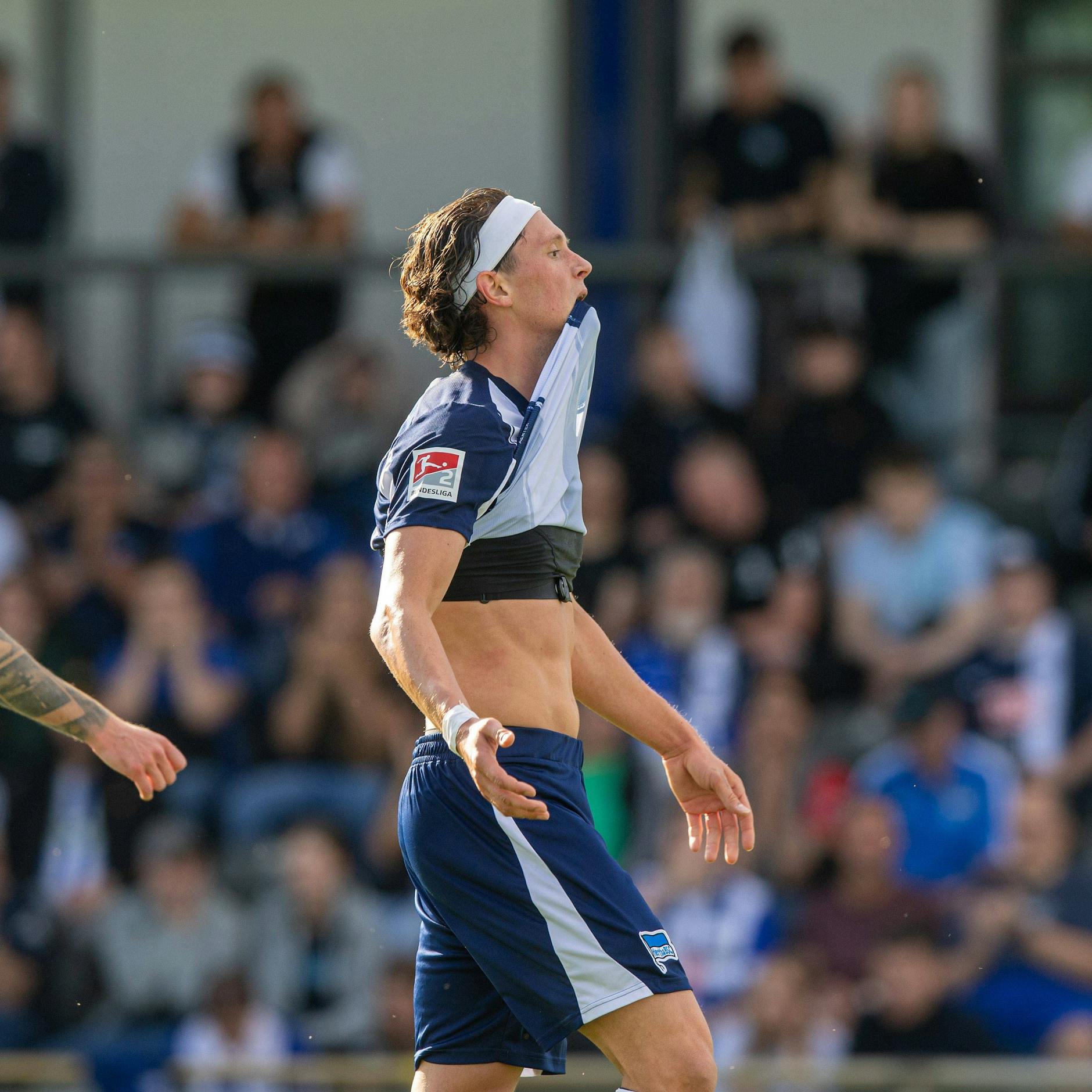 Fabian Reese ist extrem ehrgeizig. Selbst beim Hertha-Testspiel beißt er ins Trikot, wenn er eine Torchance vergibt.