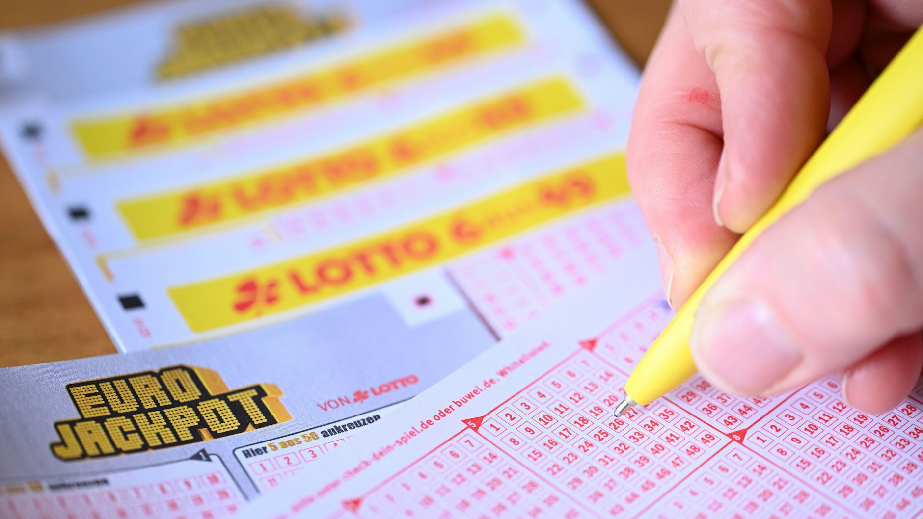 Mit ein paar Tricks können Sie Ihre Gewinnchance für den Eurojackpot steigern.
