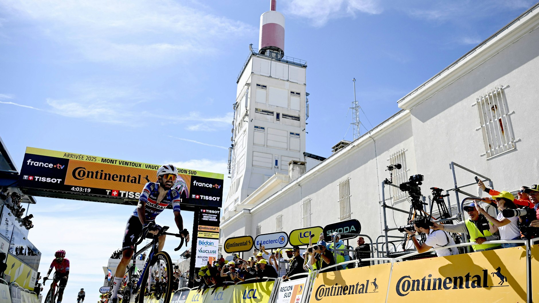 Der Franzose Valentin Paret-Peintre gewann die Monsteretappe hoch auf den Mont Ventoux.