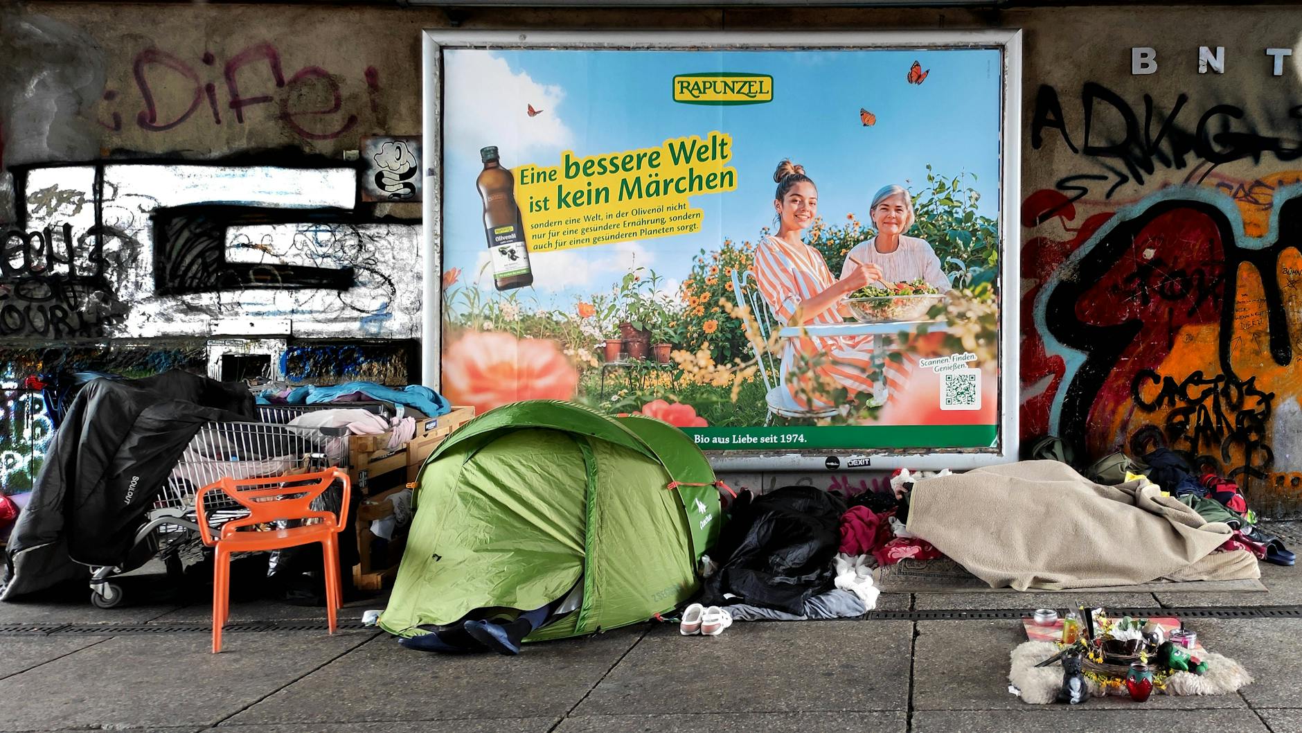 Am Alex kommen viele Gerüche zusammen: Müll, altes Essen, Urin. Wo viele Menschen unterwegs sind und wenig geputzt wird, bleibt der Geruch nicht aus. (Archivfoto)