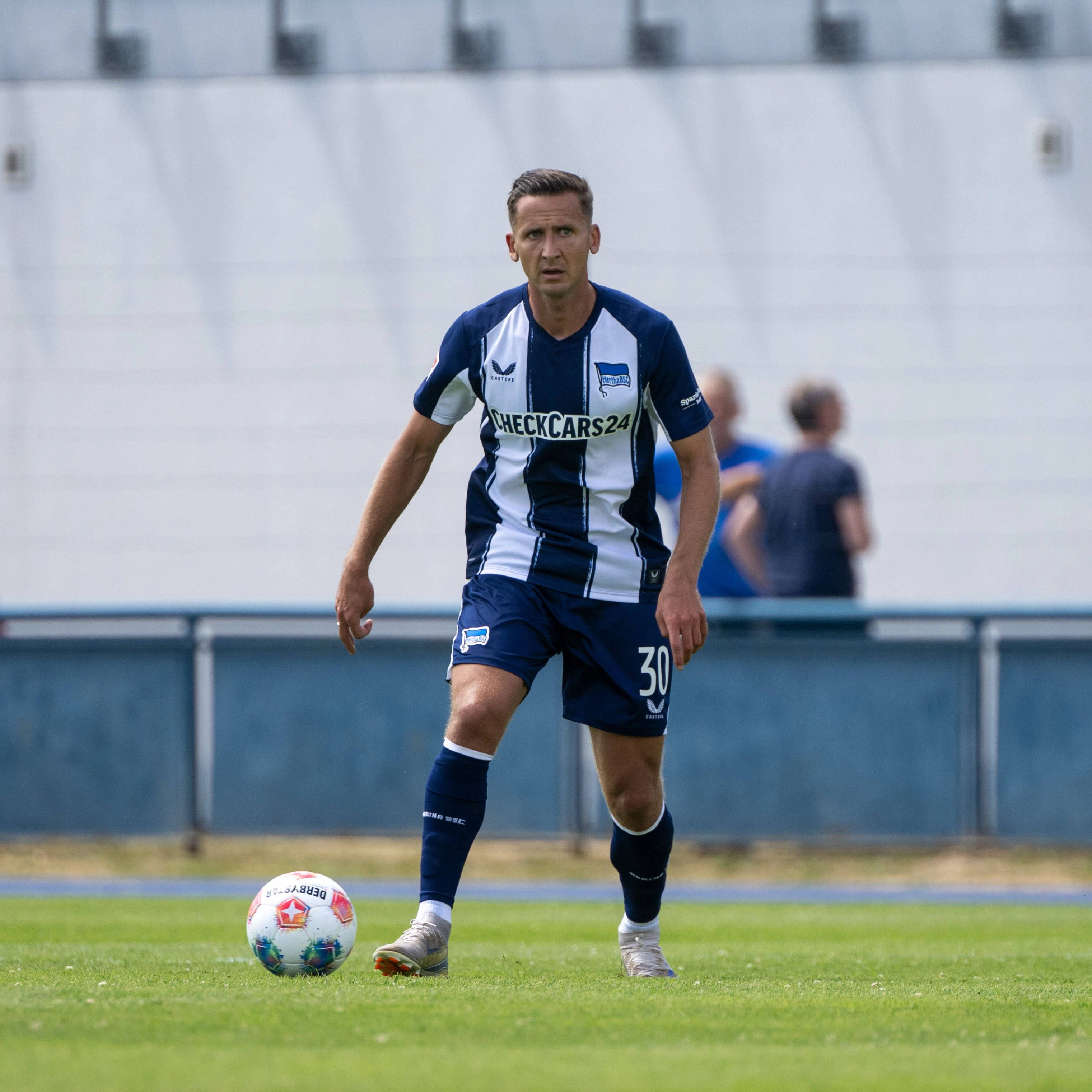 Herthas Neuzugang Paul Seguin machte nur das erste Testspiel in Ludwigsfelde mit. Danach begannen die Schmerzen in der Wade.