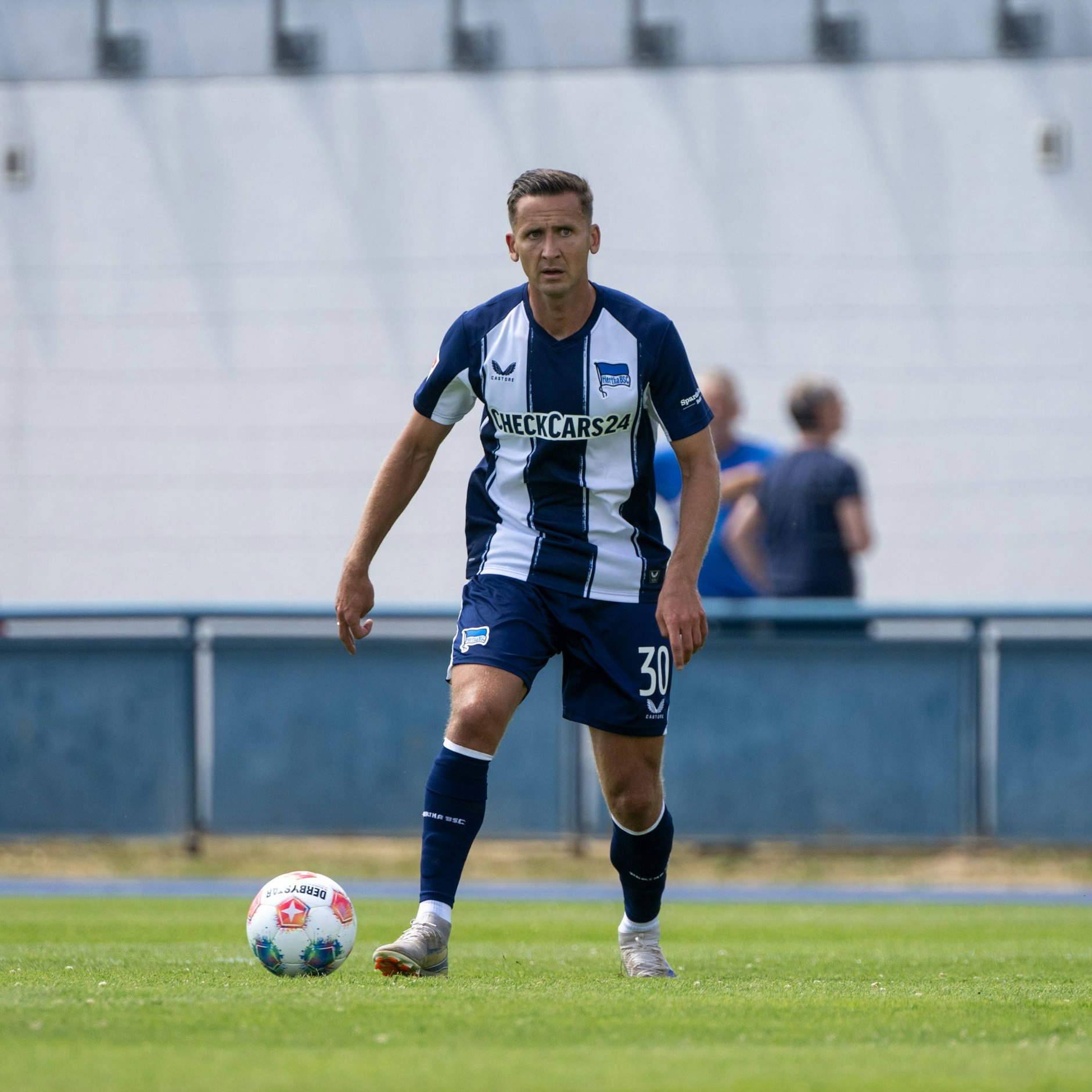 Herthas Neuzugang Paul Seguin machte nur das erste Testspiel in Ludwigsfelde mit. Danach begannen die Schmerzen in der Wade.