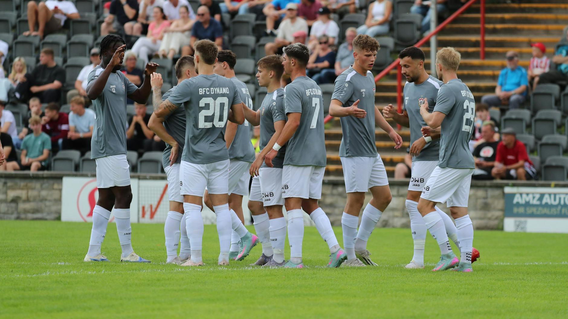 So wollen die Dynamo beim Saison-Auftakt am Sonnabend in Halle jubeln.