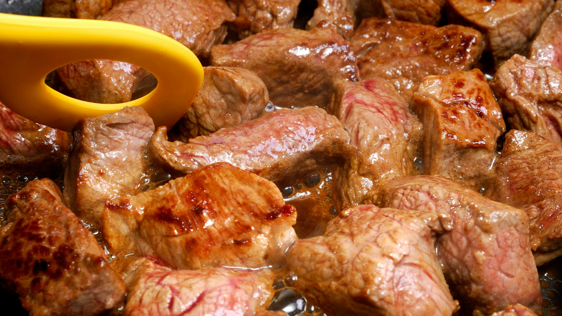 Das Gulasch-Fleisch wird gewürfelt und in Öl angebraten.