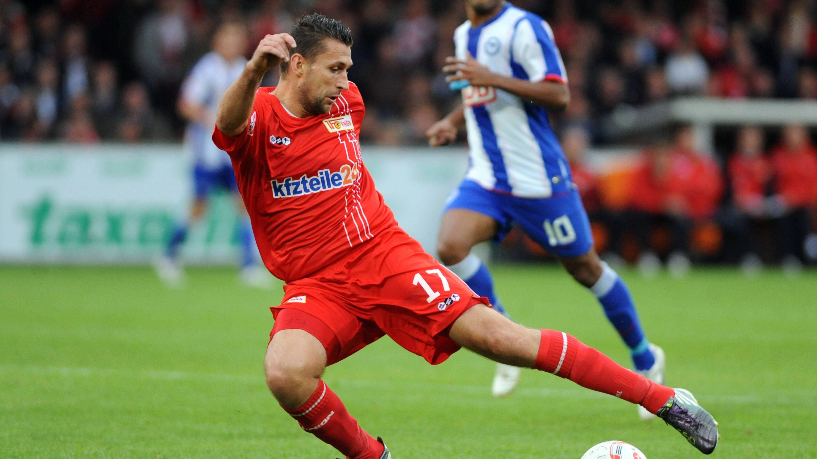 Tortsen Mattuschka in der Saison 2010/11 im Einsatz für den 1. FC Union Berlin gegen Hertha BSC Berlin.