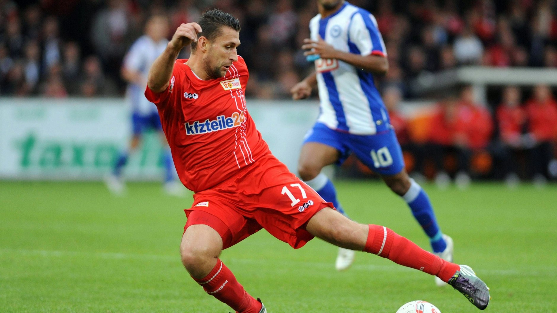 Tortsen Mattuschka in der Saison 2010/11 im Einsatz für den 1. FC Union Berlin gegen Hertha BSC Berlin.