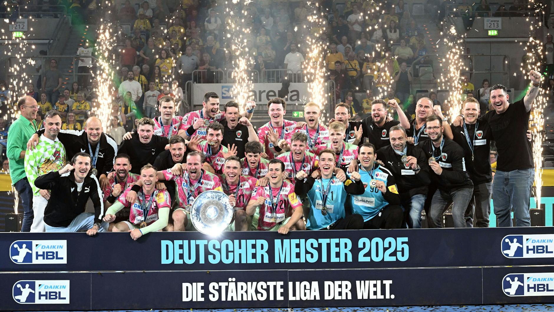 Die Füchse feiern am 8. Juni 2025 nach dem Sieg bei den Rhein-Neckar Löwen ihre erste Meisterschaft.
