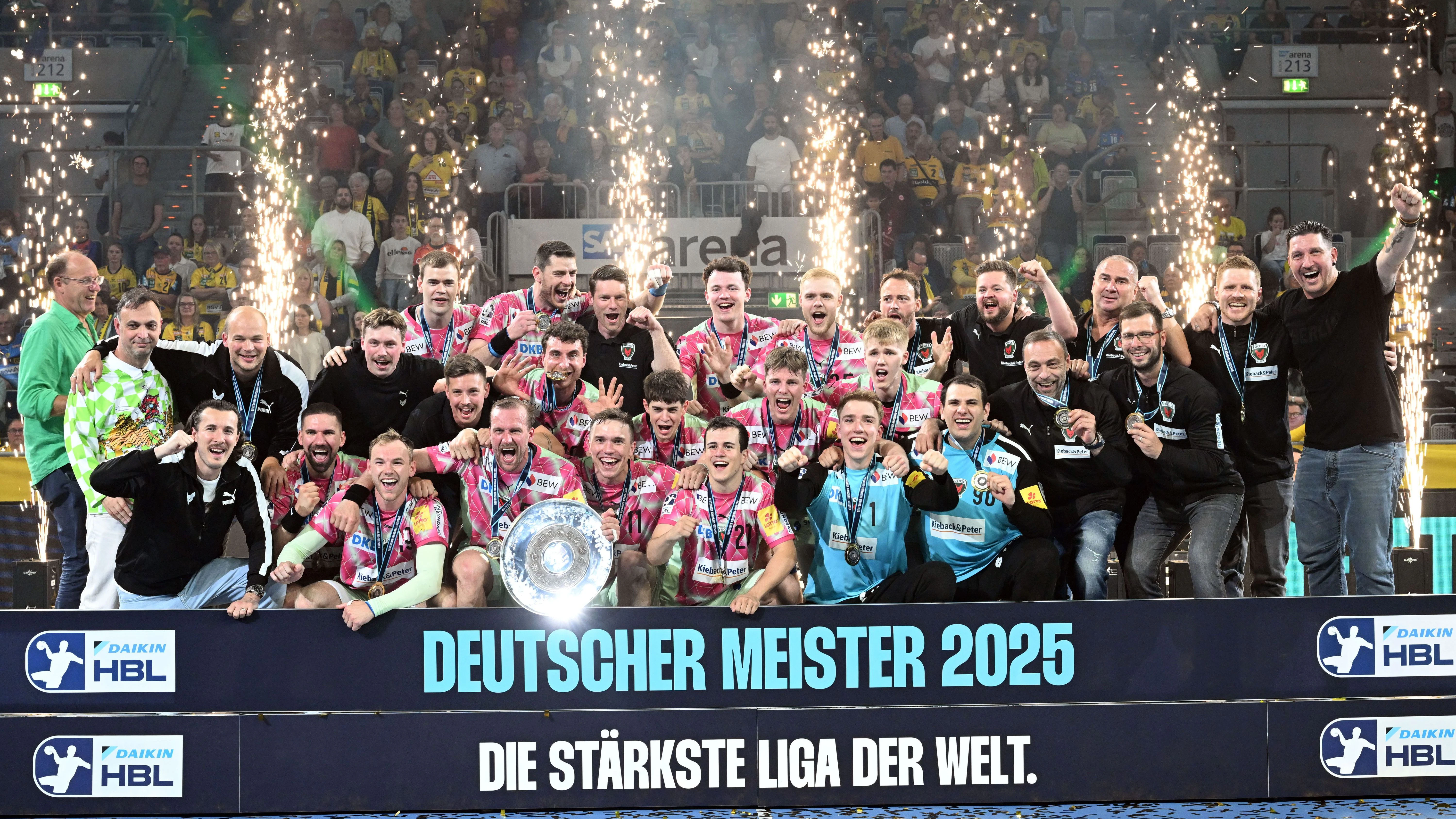 Die Füchse feiern am 8. Juni 2025 nach dem Sieg bei den Rhein-Neckar Löwen ihre erste Meisterschaft.