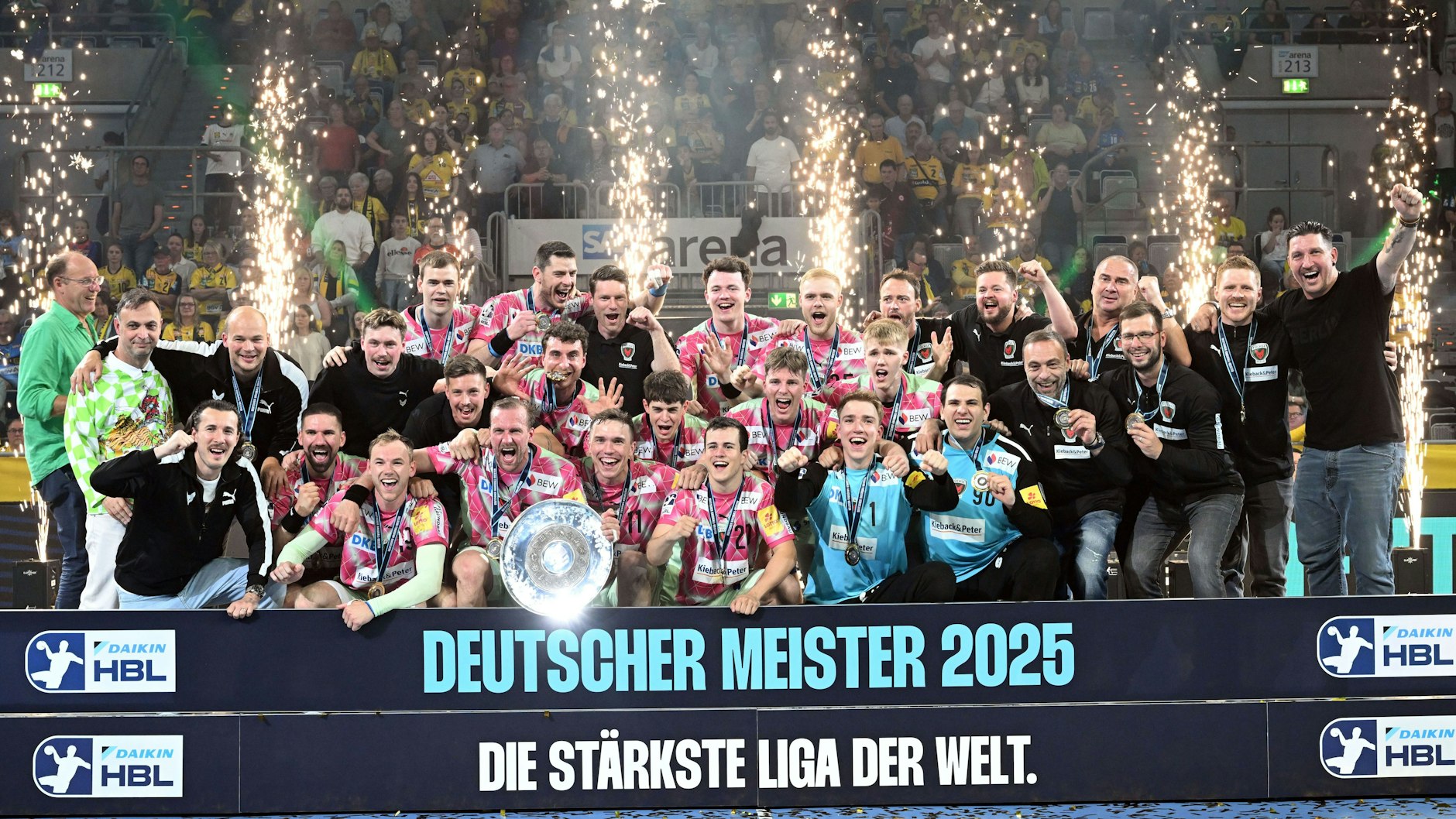 Die Füchse feiern am 8. Juni 2025 nach dem Sieg bei den Rhein-Neckar Löwen ihre erste Meisterschaft.